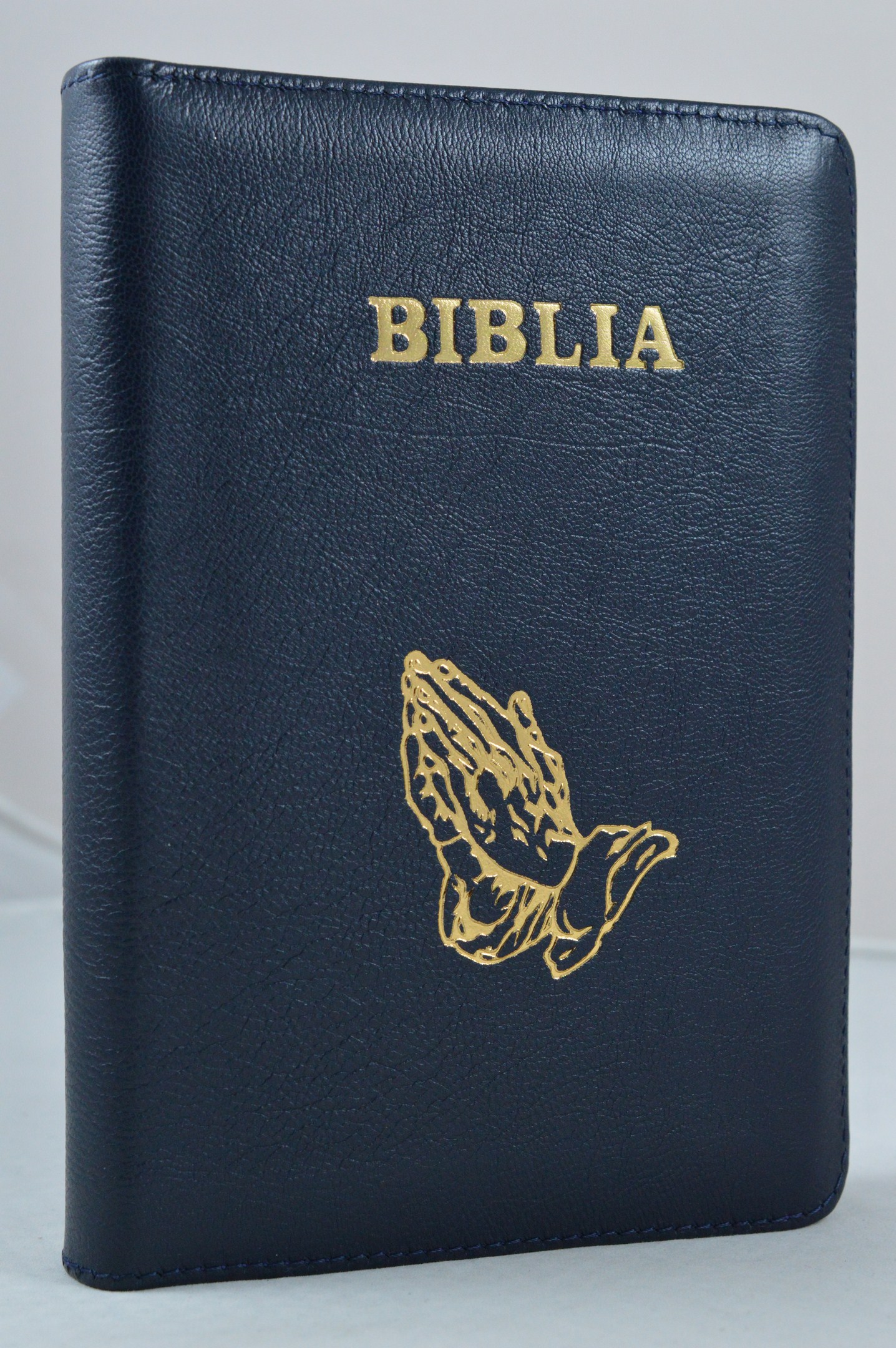 Biblie din piele, marime medie, albastru închis, simbol maini in rugaciune, fermoar, index, margini aurii, cuv. lui Isus cu rosu [SB 057 PFI]