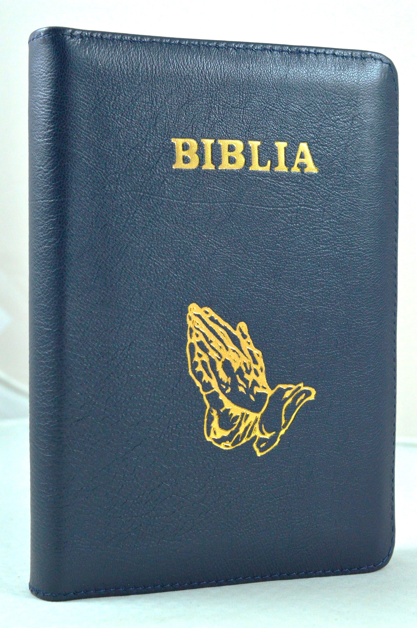 Biblie din piele, marime medie, albastru închis, simbol maini in rugaciune, fermoar, index, margini aurii, cuv. lui Isus cu rosu [SB 057 PFI]