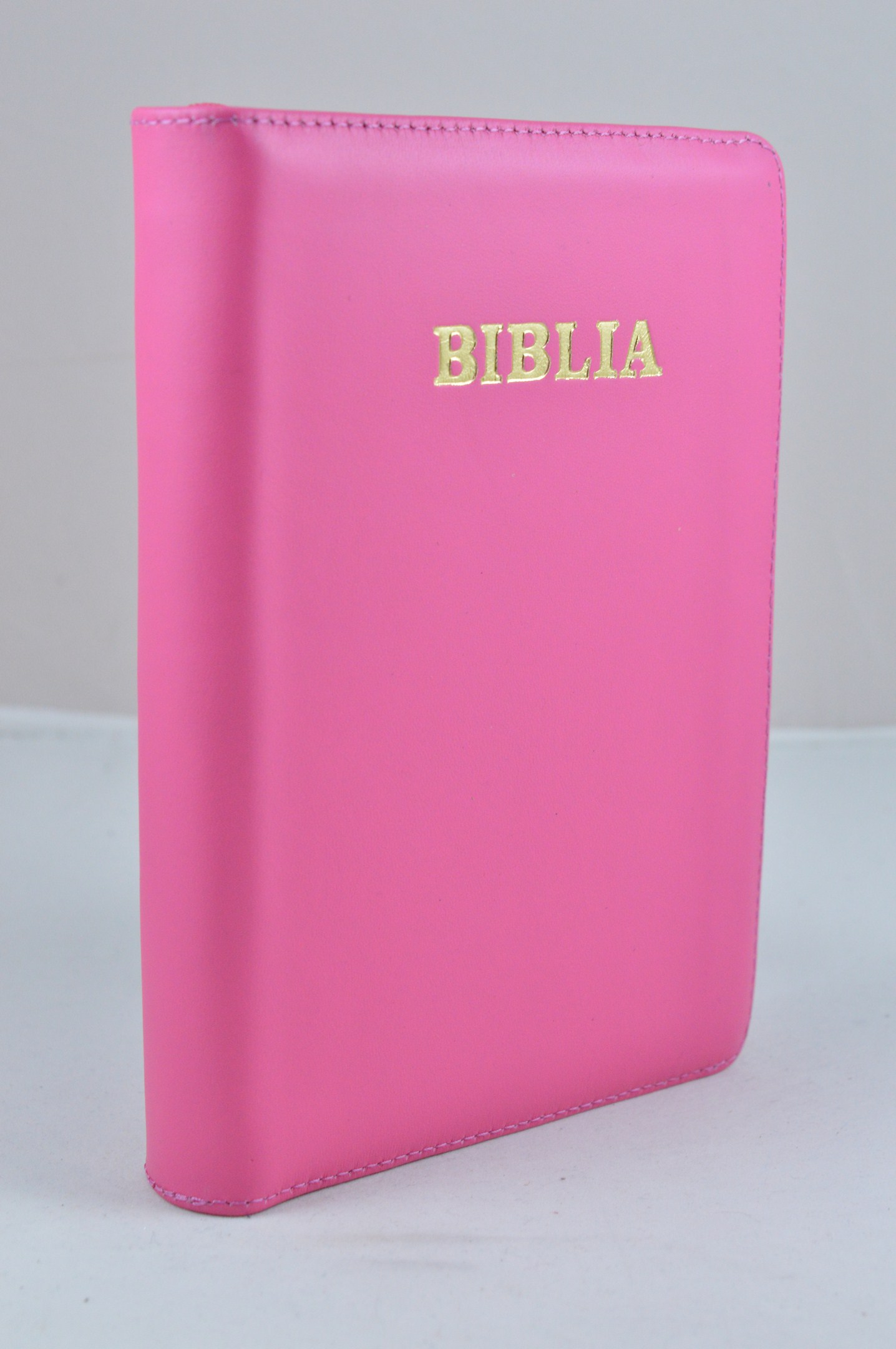 Biblia din piele, medie, culoare roz , fermoar, margini aurii, cuv. lui Isus cu rosu [052]