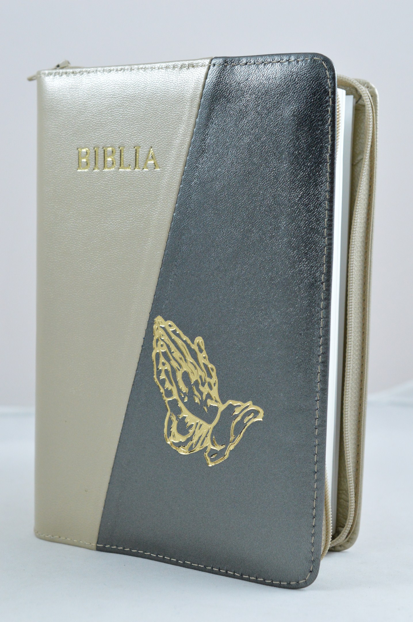 Biblia din piele, marime medie, bej-gri metalizat, fermoar, simbol maini in ruga, cuv. lui Isus cu rosu [053]