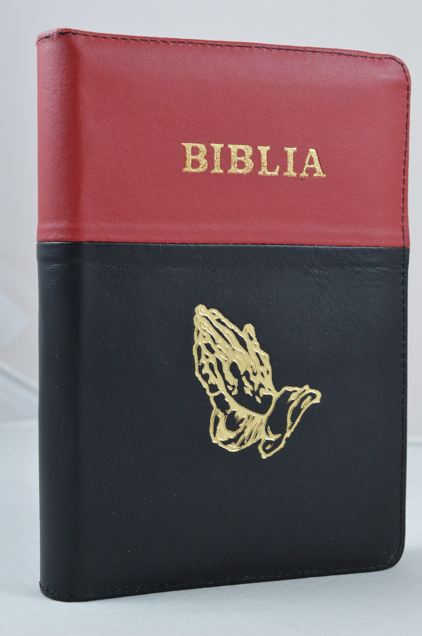 Biblie din piele, marime medie, negru cu rosu, simbol maini in rugaciune, fermoar, index, margini aurii, cuv. lui Isus cu rosu [SB 057 PFI]
