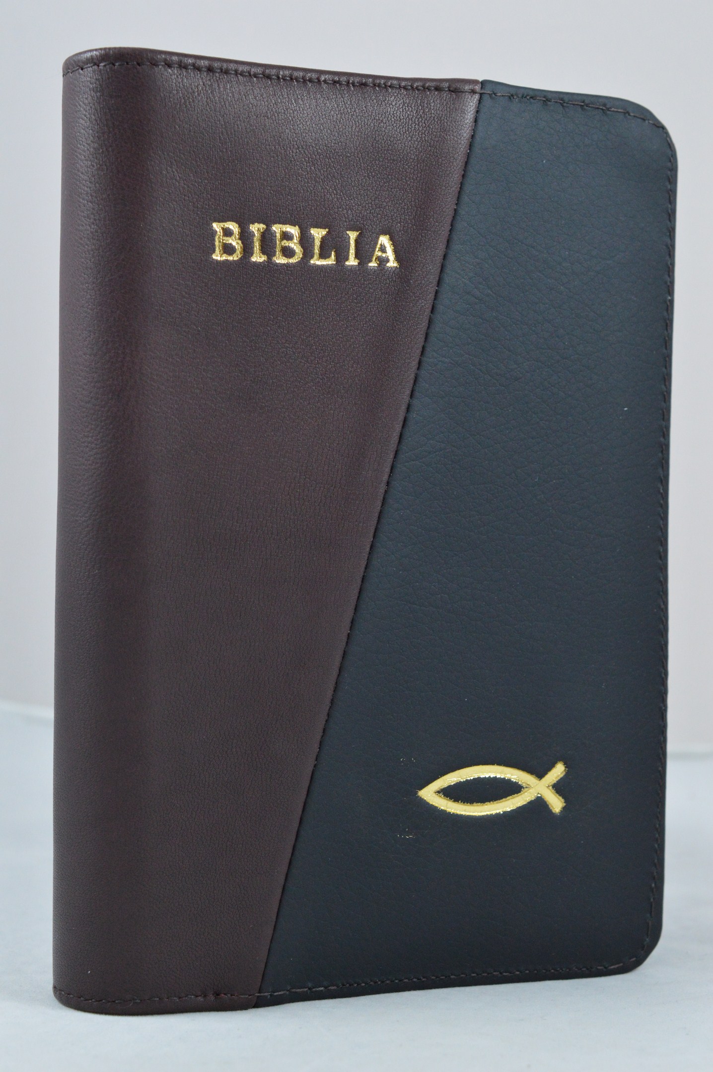 Biblia din piele, medie, maro inchis cu negru, fermoar, aurita, simbol peste, cuv. lui Isus cu rosu [052]