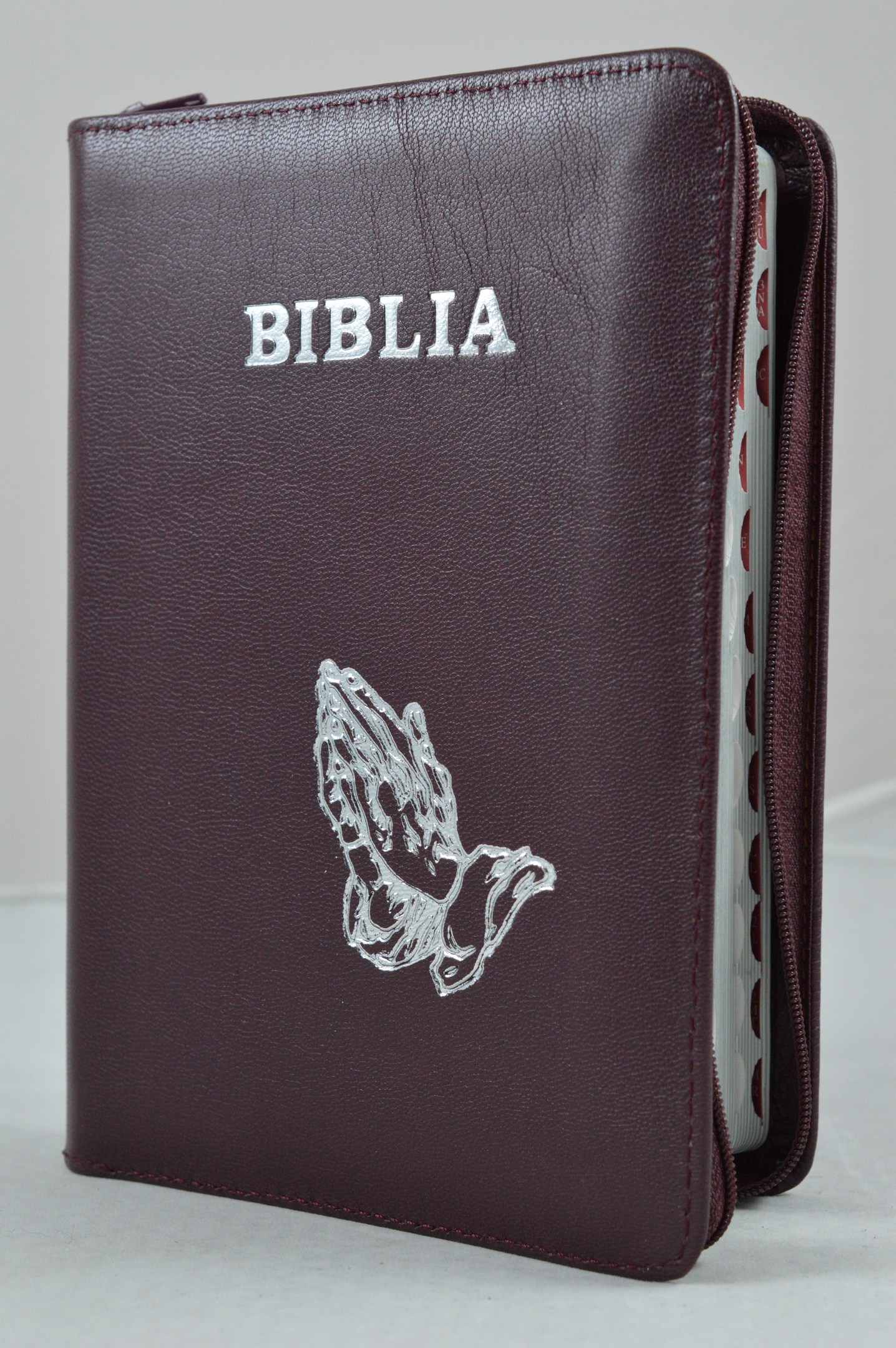 Biblie din piele, marime medie, visiniu, simbol maini in ruga, fermoar, index, margini argintii, cuv. lui Isus cu rosu [SB 057 PFI]