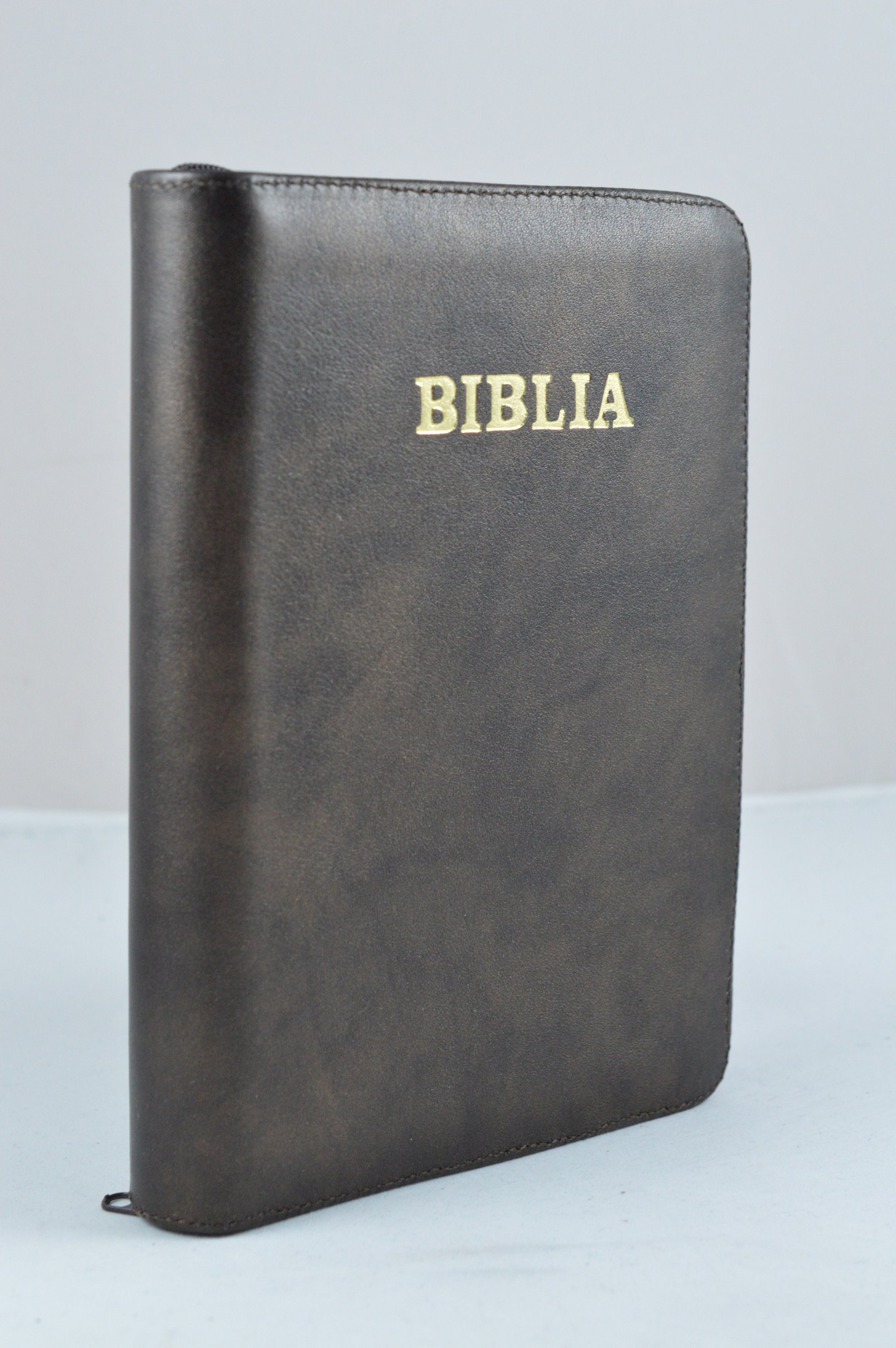 Biblia din piele, medie, maroniu inchis, fermoar, aurita, cuv. lui Isus cu rosu [052]