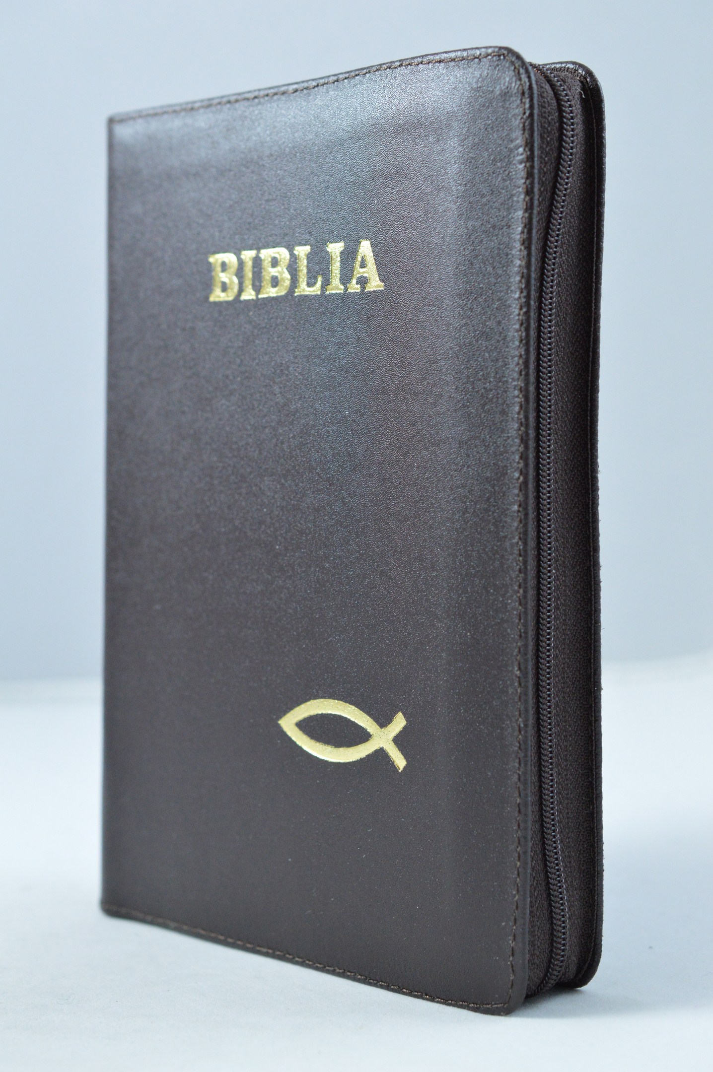 Biblia din piele, marime medie,culoare maro inchis, fermoar, cu peste, cuv. lui Isus scrise cu rosu [053]