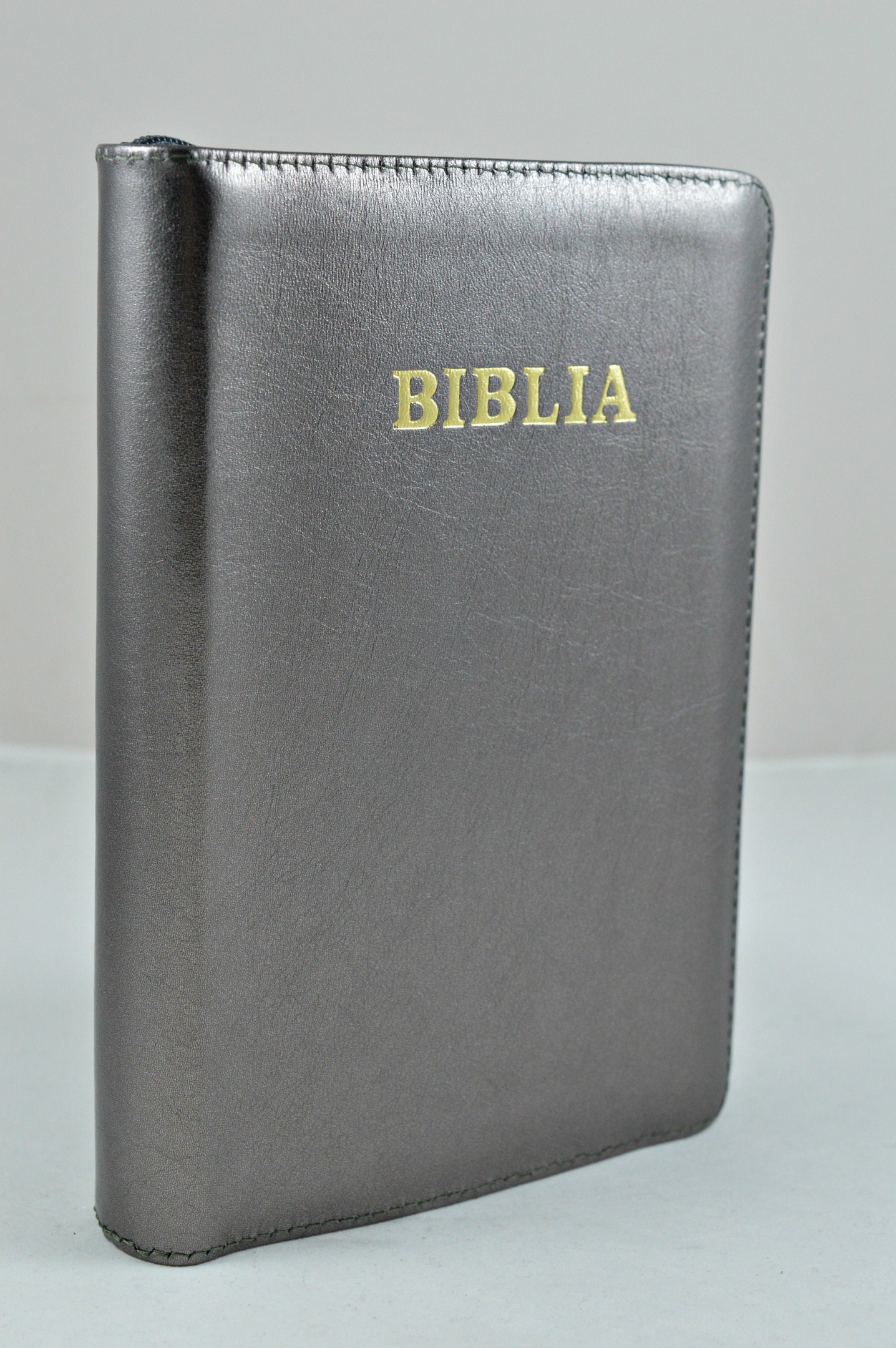 Biblia din piele, marime medie, gri sidefat, fermoar, cuv. lui Isus cu rosu [053]