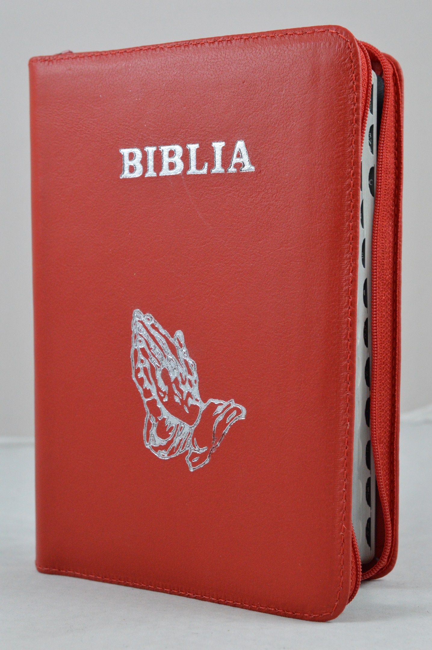 Biblie din piele, marime medie, rosie, simbol maini in ruga, fermoar, index, margini argintii, cuv. lui Isus cu rosu [SB 057 PFI]