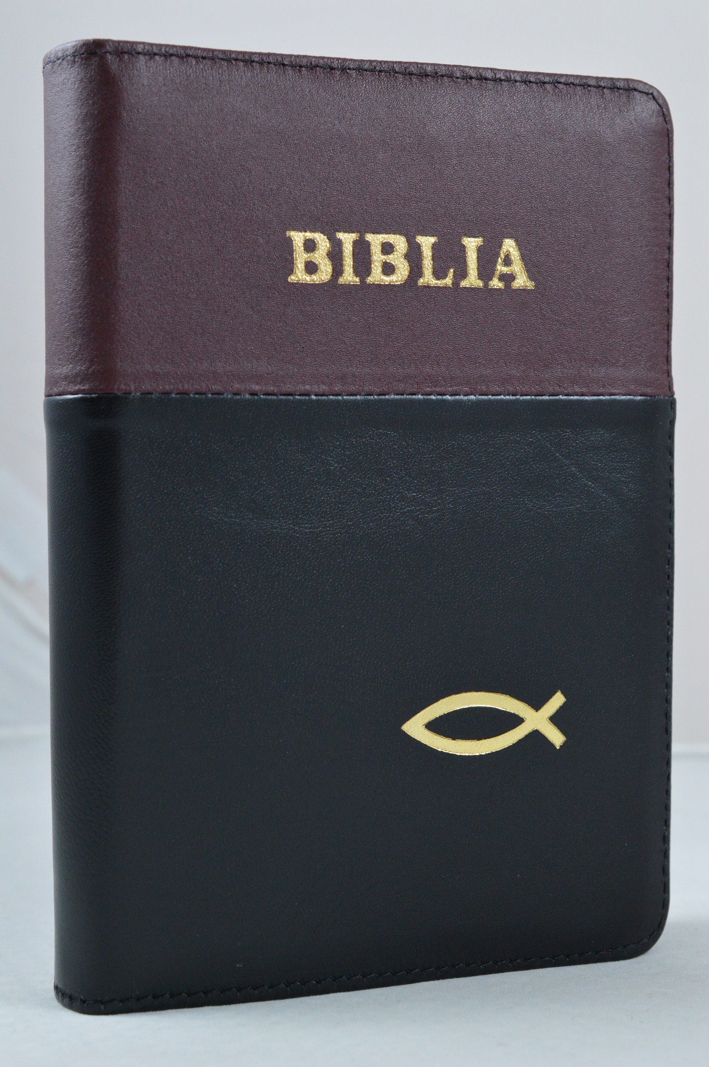 Biblie din piele, marime medie, negru cu visiniu inchis, simbol peste, fermoar, index, margini aurii, cuv. lui Isus cu rosu [SB 057 PFI]