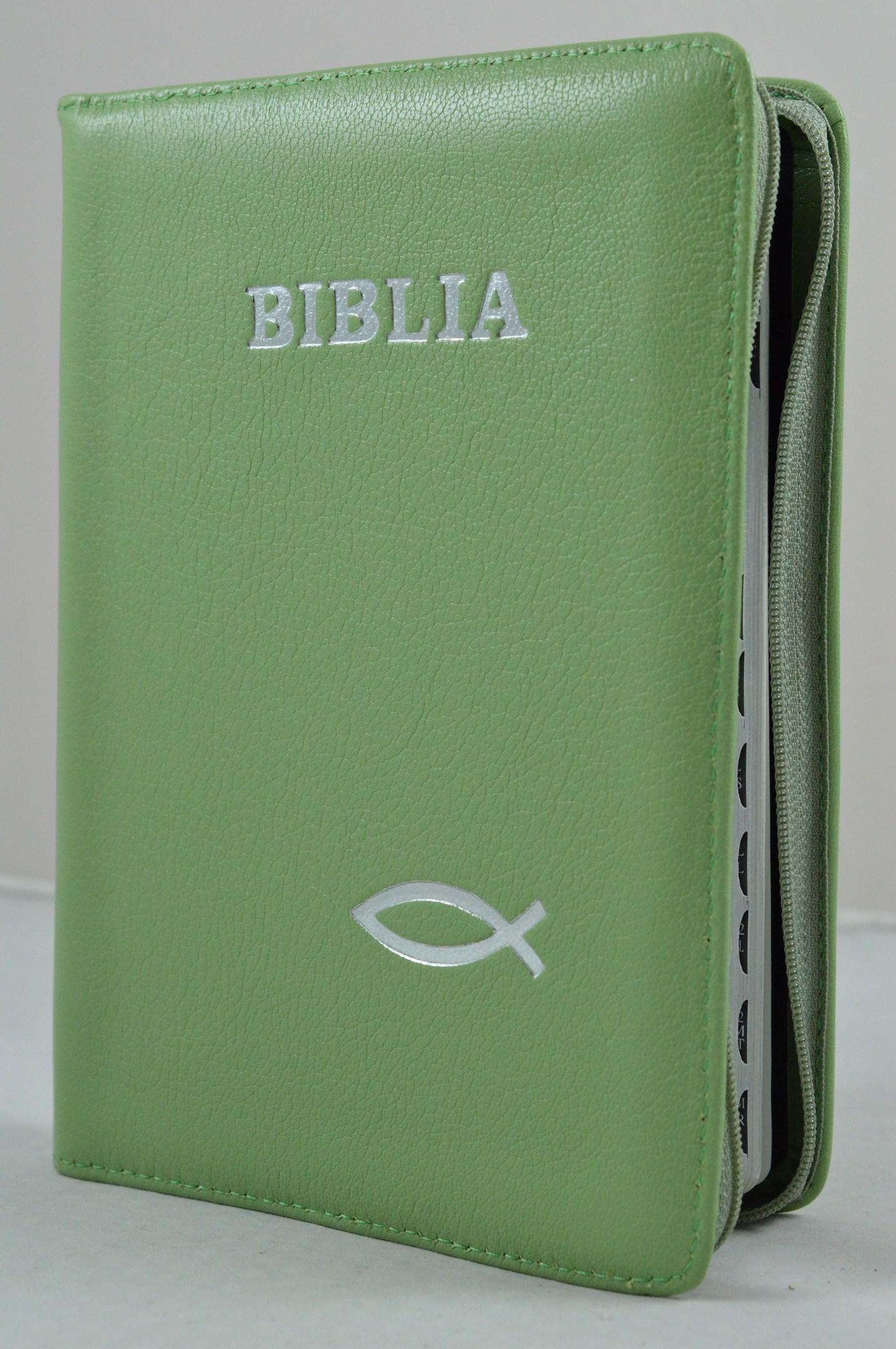 Biblie din piele, marime medie, verde deschis, simbol peste, fermoar, index, margini argintii, cuv. lui Isus cu rosu [SB 057 PFI]