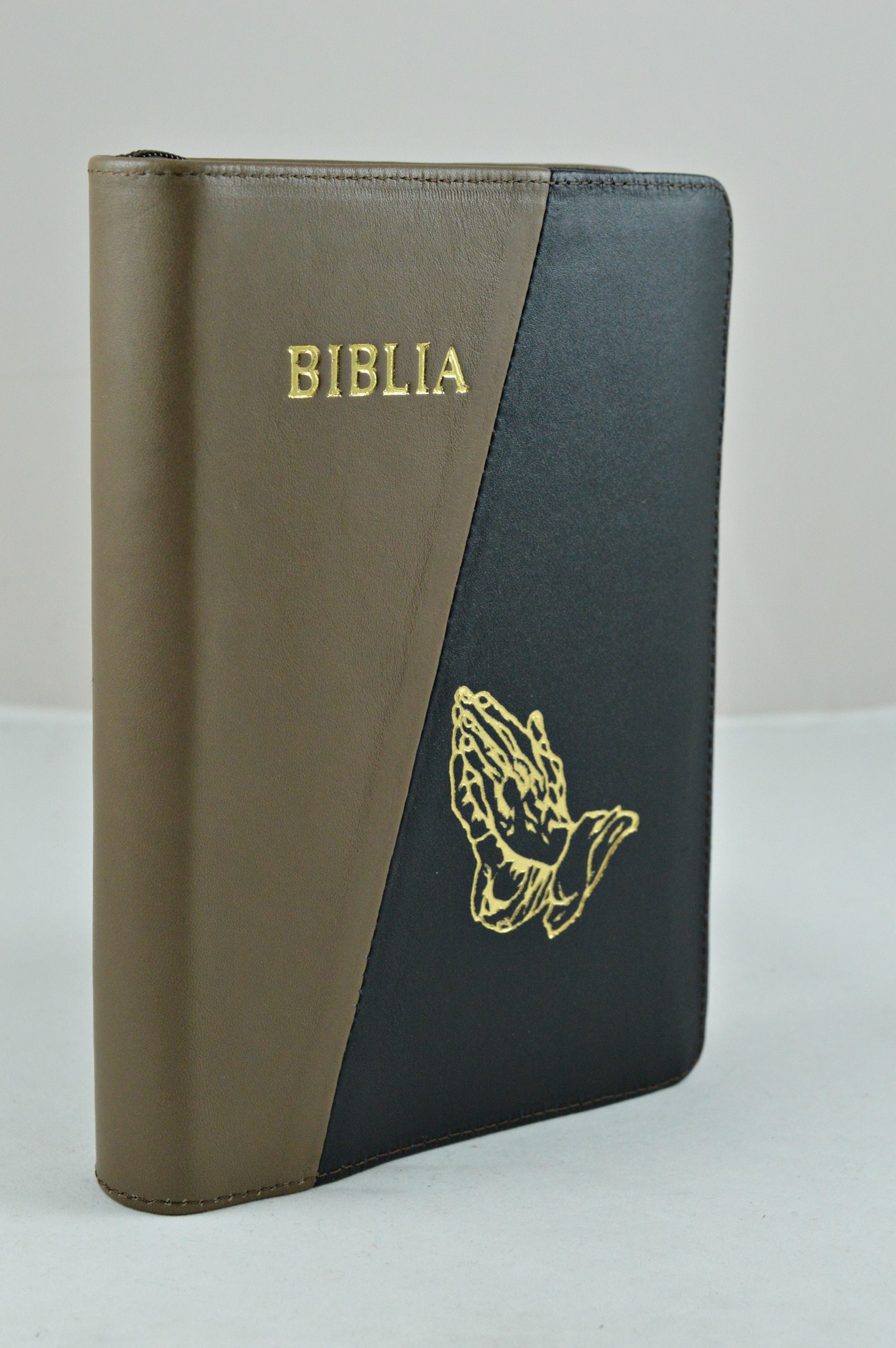 Biblia din piele, marime medie, maroniu cu negru, fermoar, simbol maini in rugaciune, cuv. lui Isus cu rosu [053]