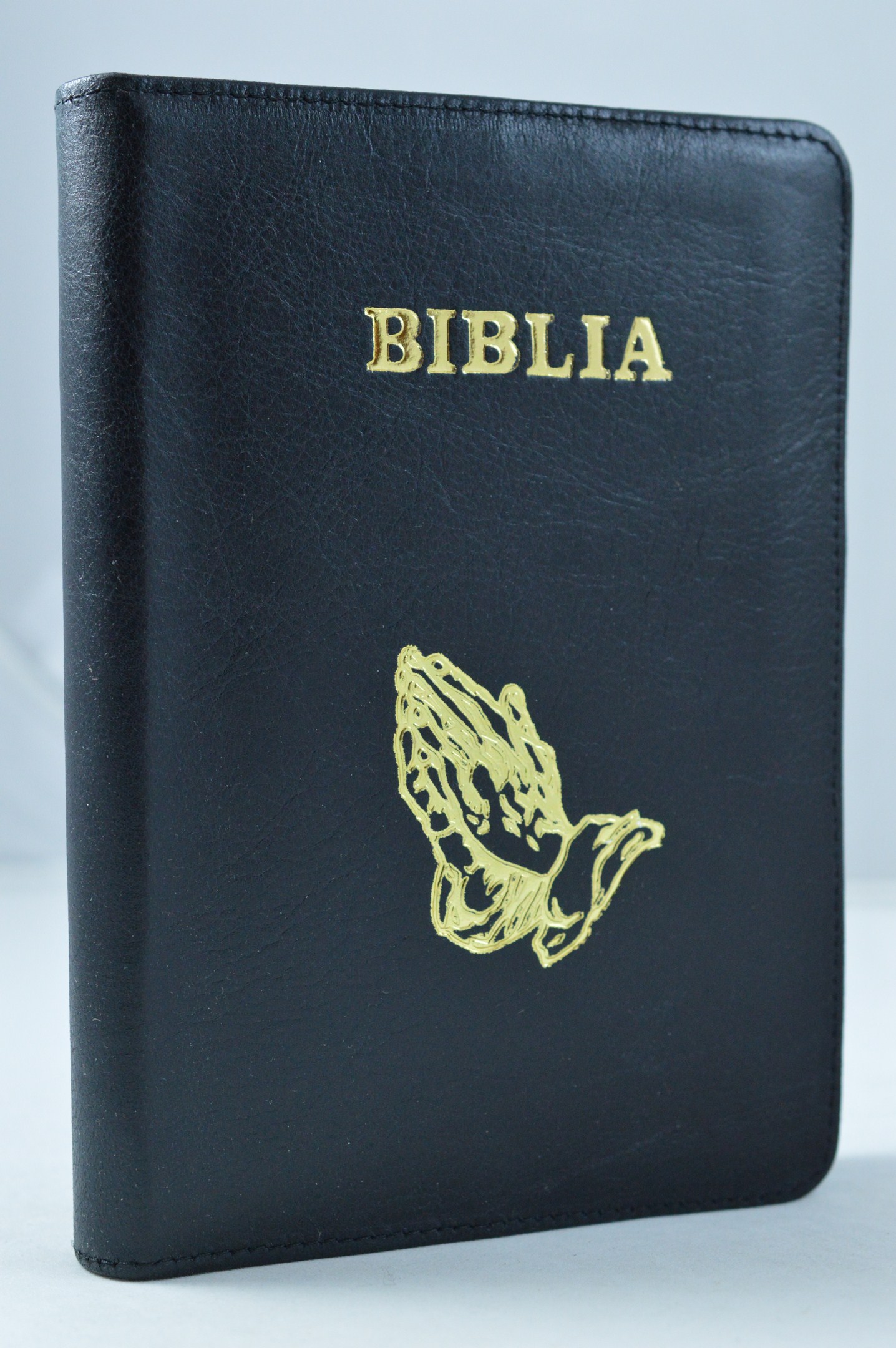 Biblia din piele, marime medie, negru, fermoar, margini aurii, cu maini in ruga gravate, cuv. lui Isus cu rosu [052]