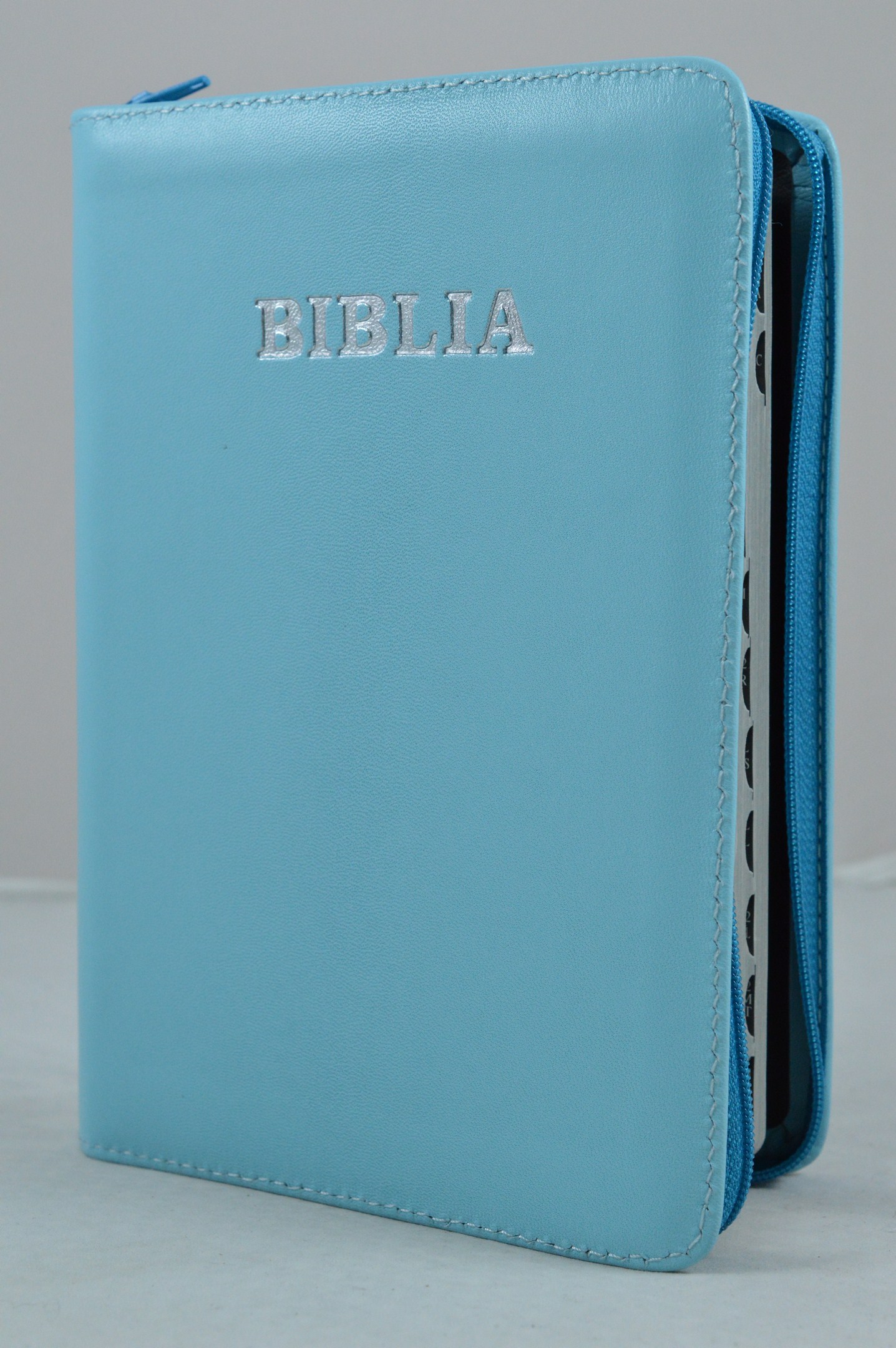 Biblie din piele, marime medie, albastru deschis, simpla, fermoar, index, margini argintii, cuv. lui Isus cu rosu [SB 057 PFI]