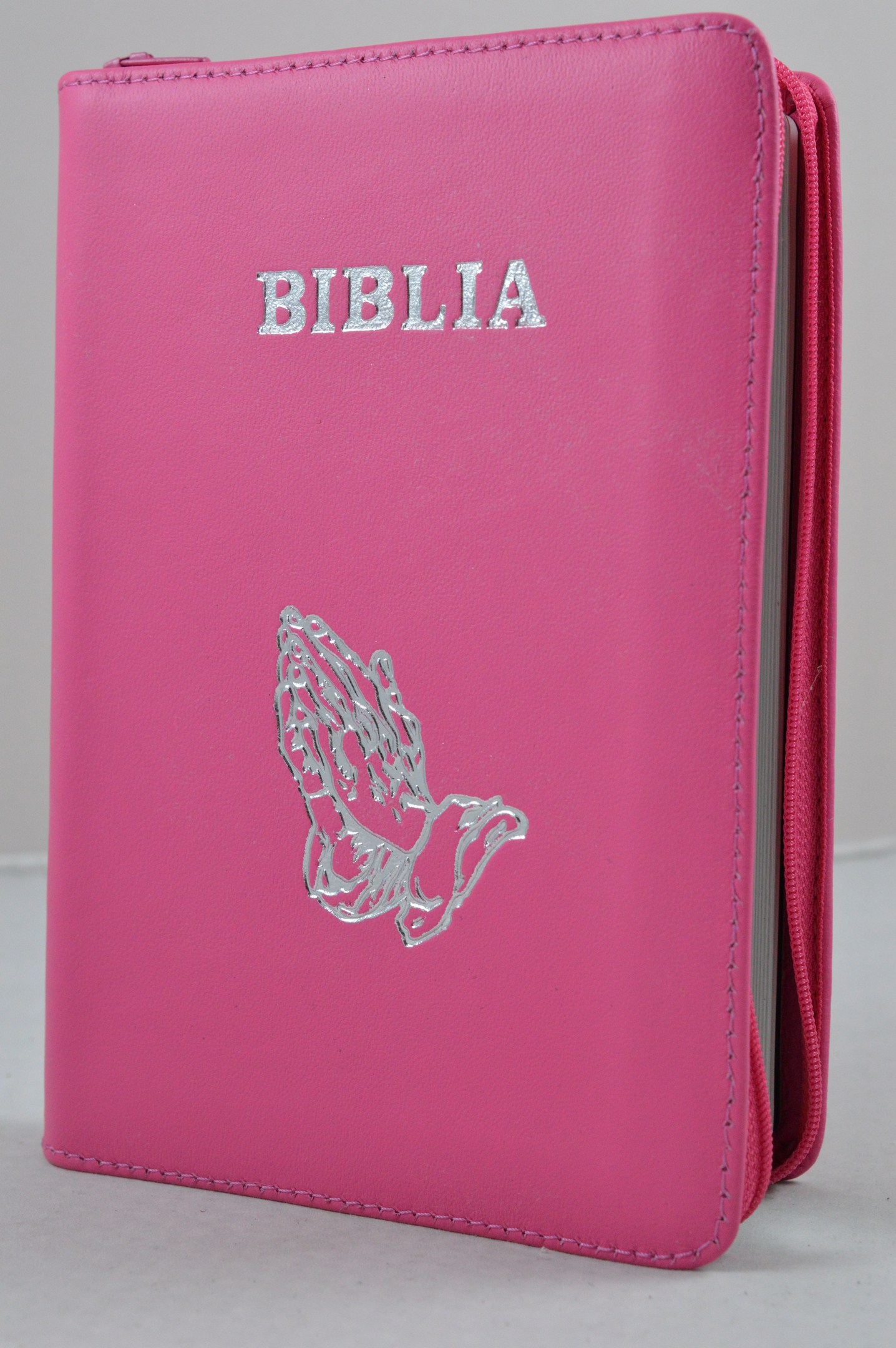 Biblia din piele, medie, roz, fermoar, argintata, maini in ruga cuv. lui Isus cu rosu [052]