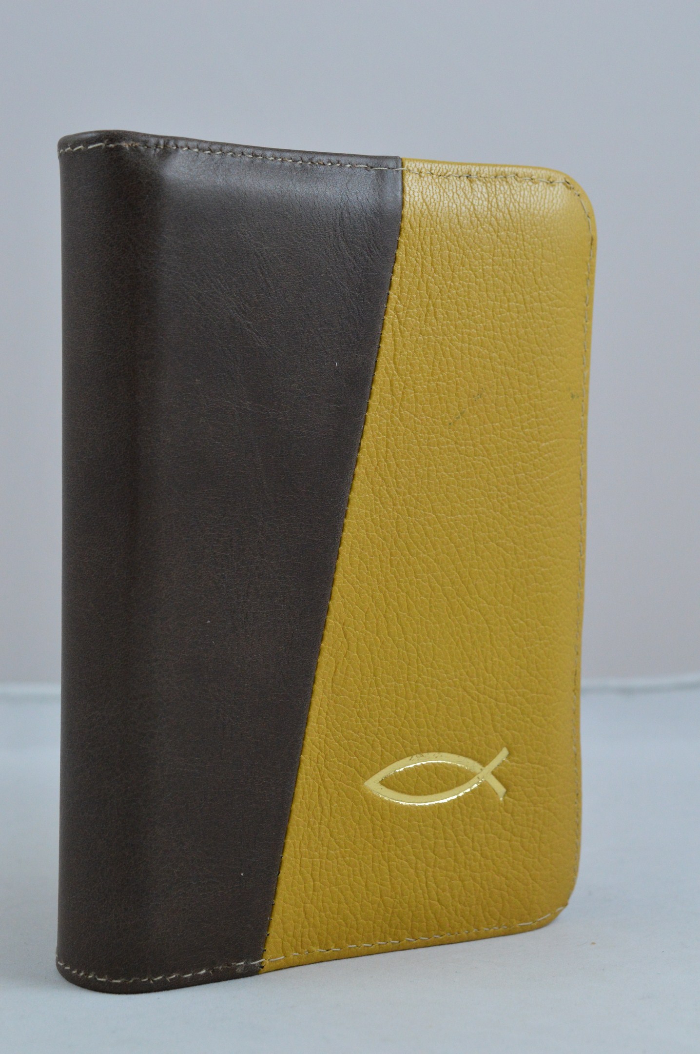 Biblie din piele, mica,maro cu galben si cu peste, fermoar, aurita, cuv. lui Isus in rosu [043 A]