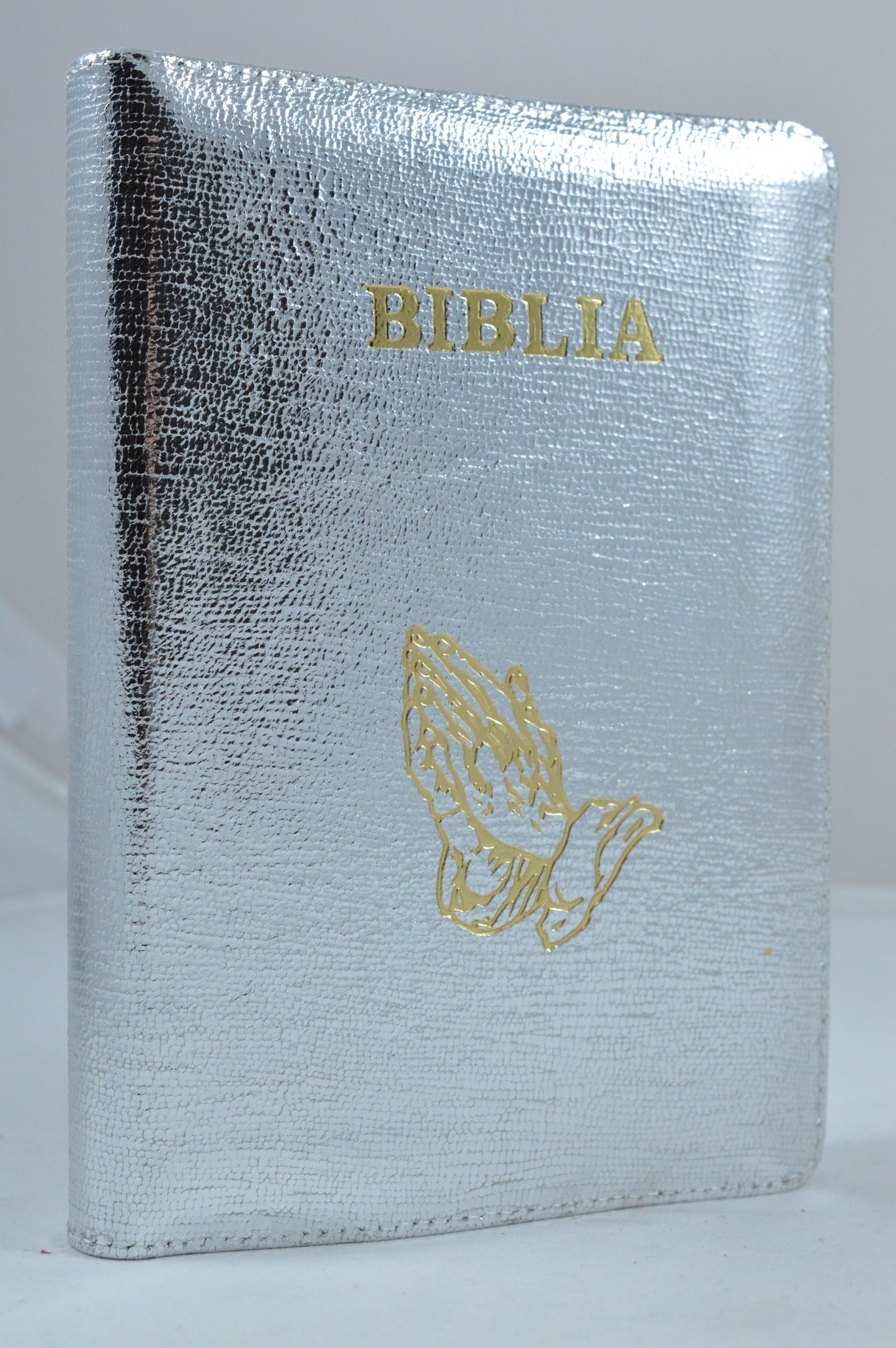 Biblie din piele, marime medie, argintie, simbol maini in rugaciune, fermoar, index, margini aurii, cuv. lui Isus cu rosu [SB 057 PFI]