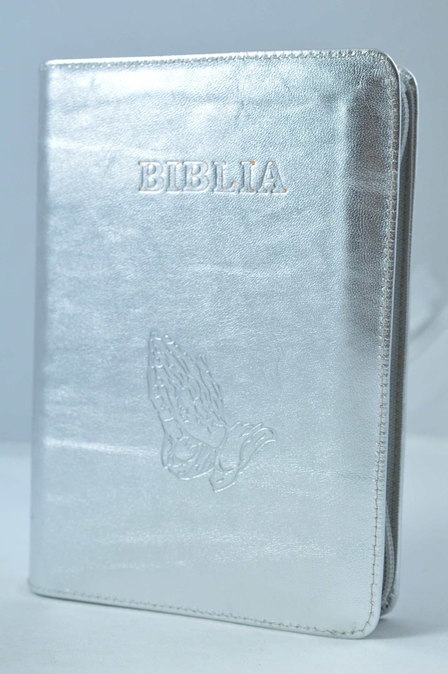 Biblia din piele, marime medie, argintiu , fermoar, cu maini in ruga gravate, cuv. lui Isus cu rosu[053]