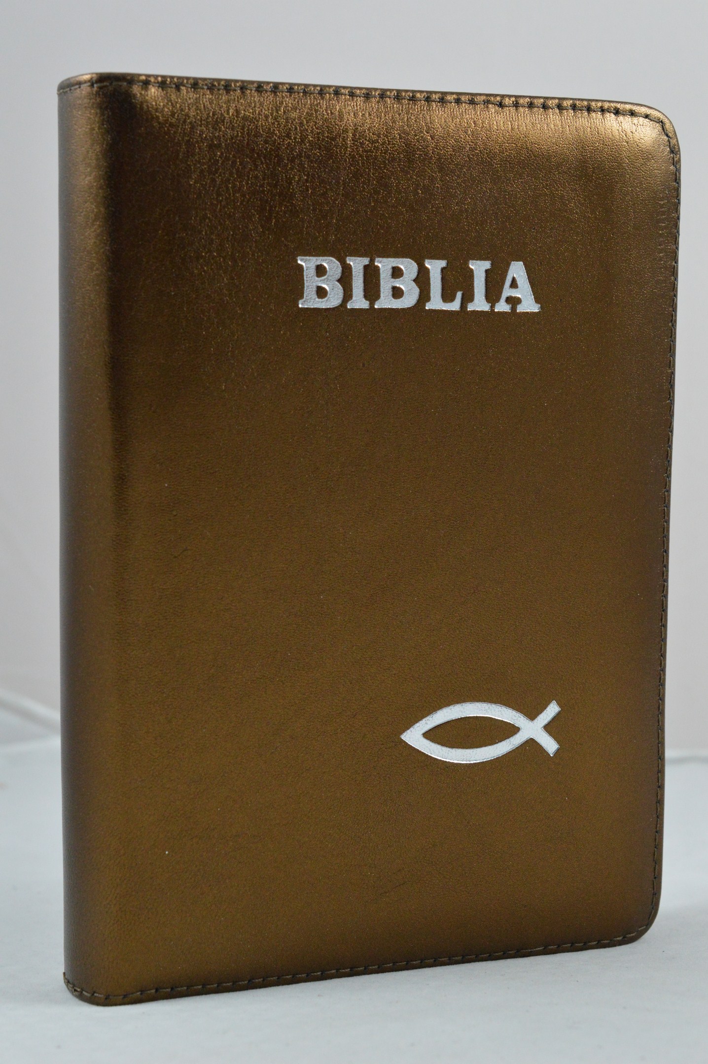 Biblia din piele, medie, maro aramiu, fermoar, argintata, peste cuv. lui Isus cu rosu [052]