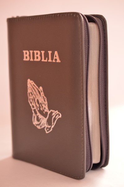 Biblie din piele, dimensiune mica, gri, fermoar, simbol maini in ruga, cuv. lui Isus in rosu [043 A]