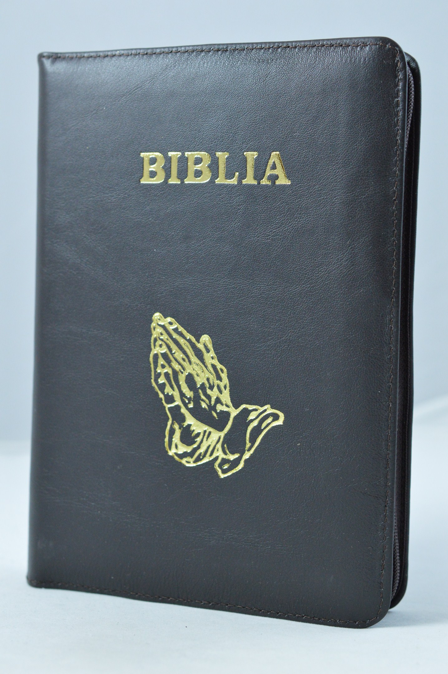 Biblia marime medie, piele, culoare maro brun, fermoar, cu maini in ruga gravate [053]