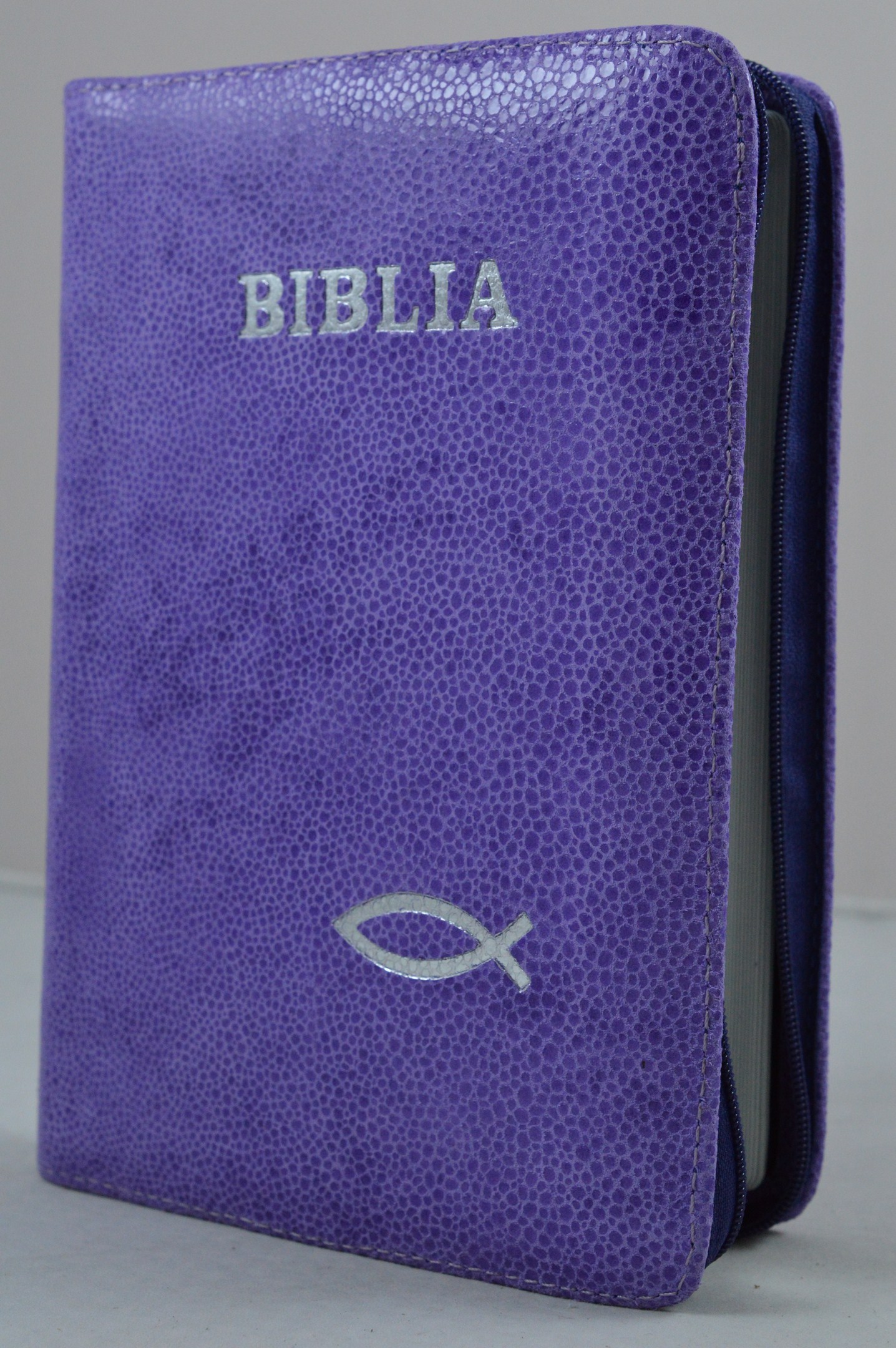Biblia din piele, medie, mov, fermoar, argintata, peste cuv. lui Isus cu rosu [052]