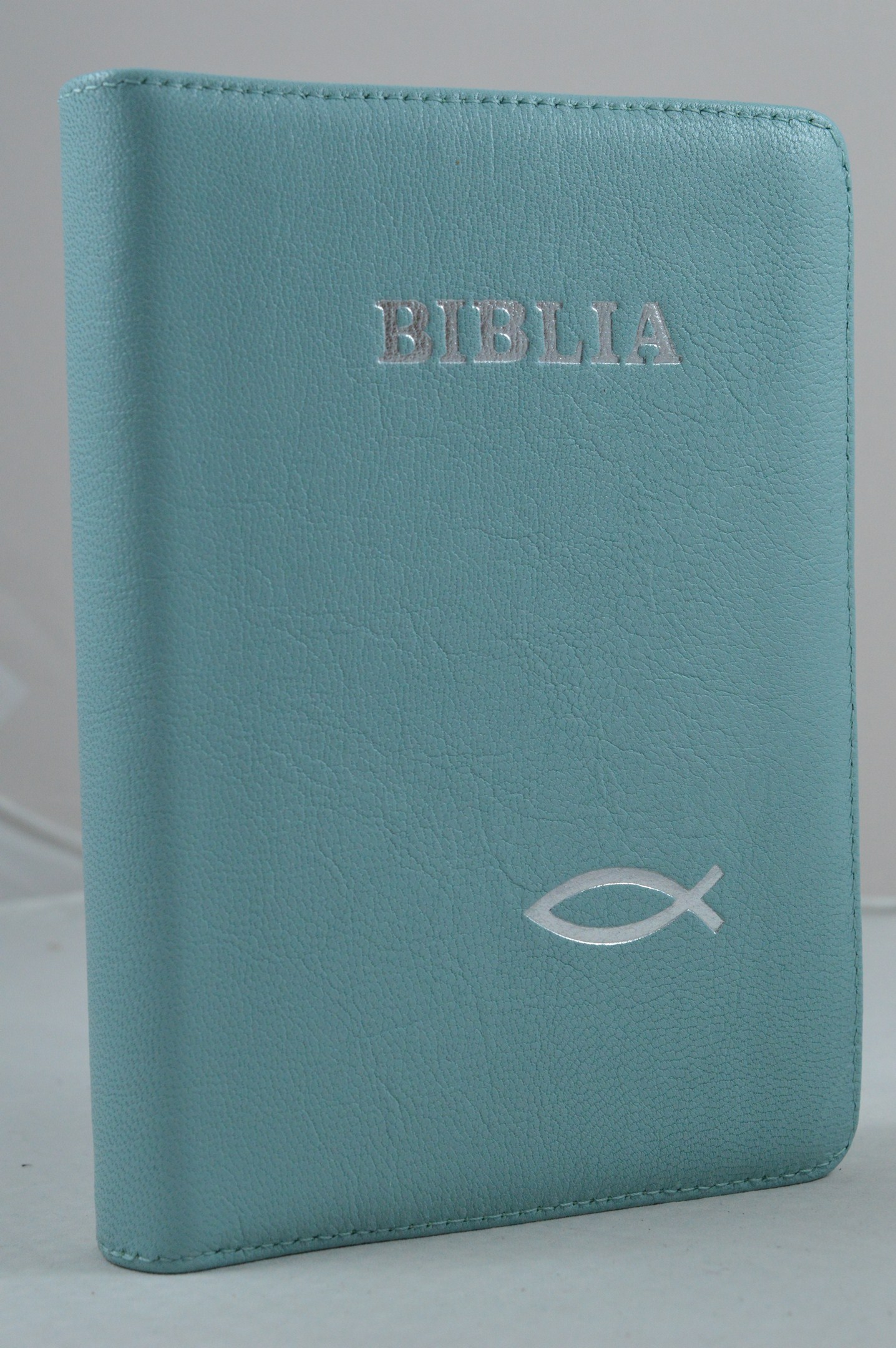 Biblia din piele, medie, albastru ciel, fermoar, argintata, peste cuv. lui Isus cu rosu [052]