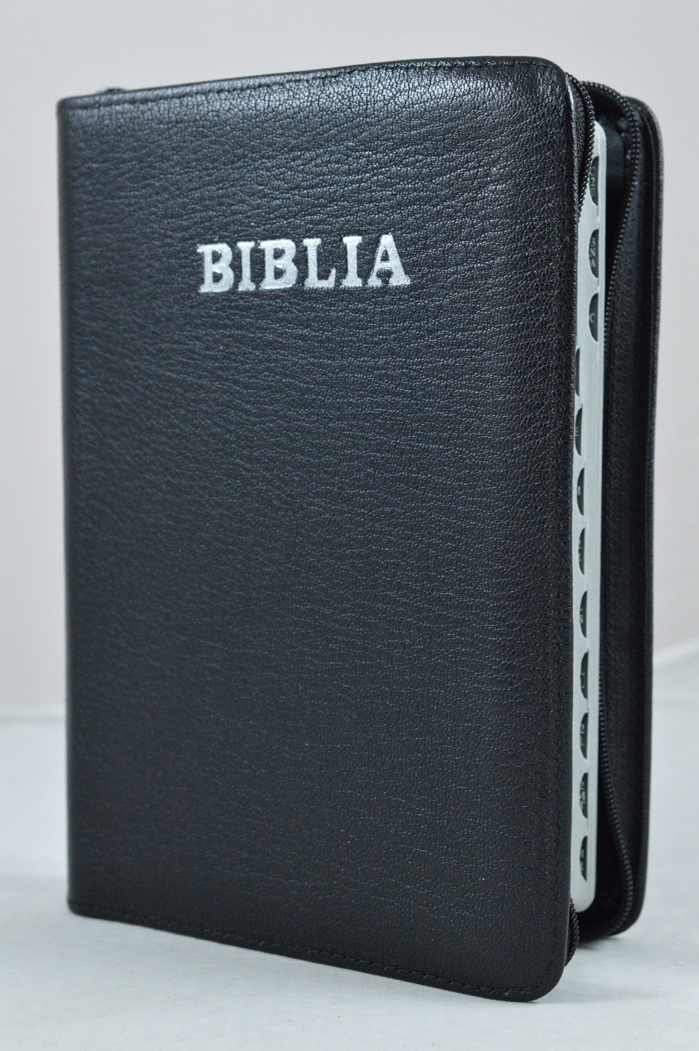 Biblie din piele, marime medie, negru, simpla, fermoar, index, margini argintii, cuv. lui Isus cu rosu [SB 057 PFI]