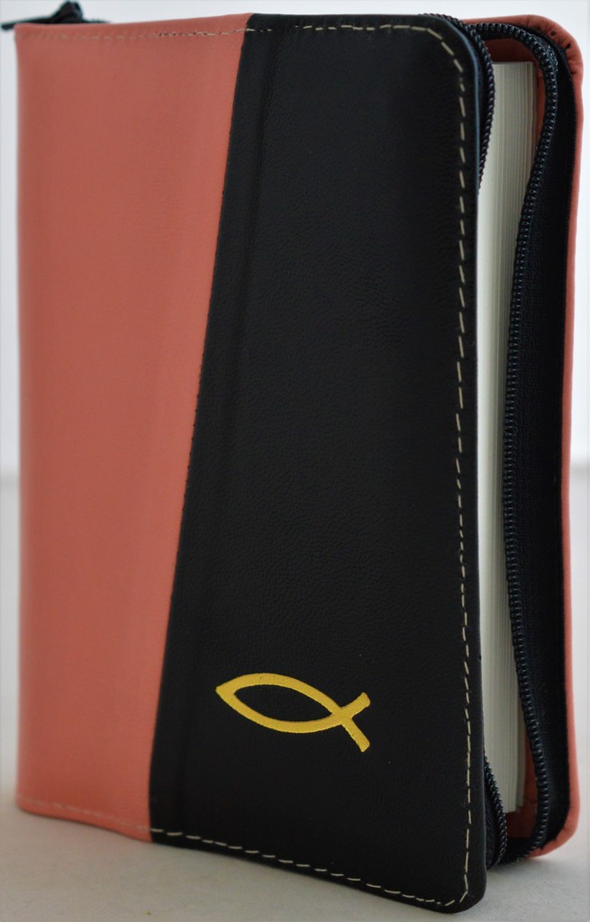 Biblie din piele, mica, culoare somon / negru, fermoar, margini albe, simbolul peste, cuv. lui Isus in rosu [043 PF]