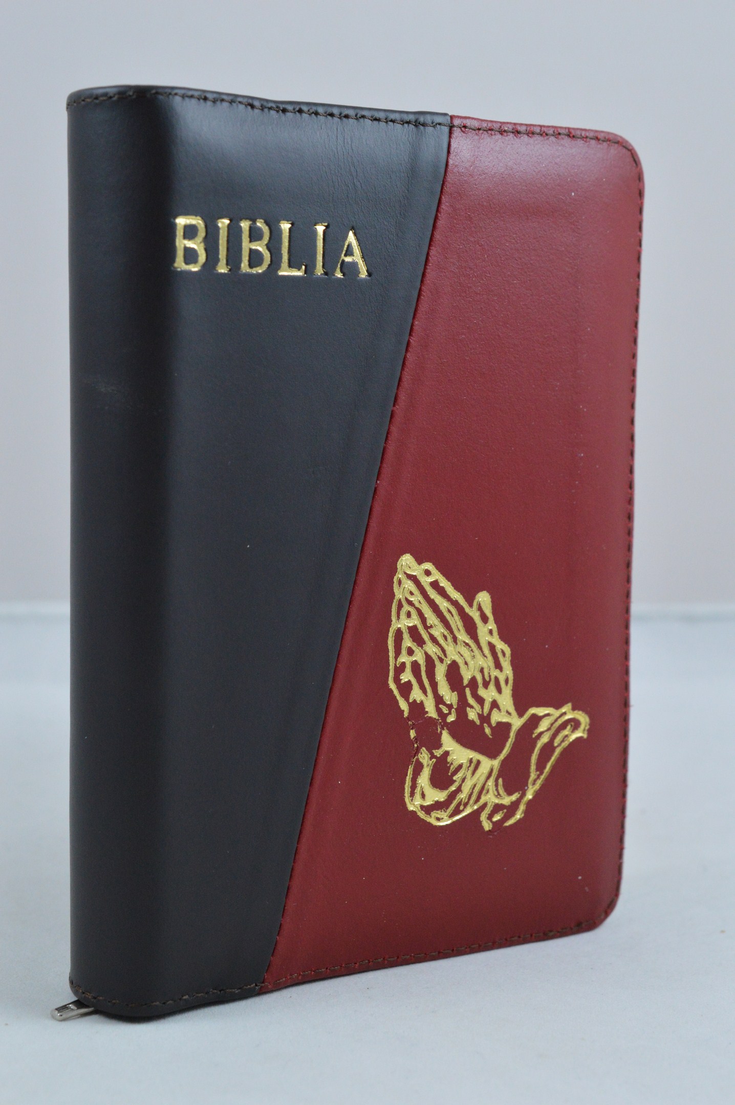 Biblie din piele, mica,maro cu rosu si cu maini, fermoar, aurita, cuv. lui Isus in rosu si index [047 pfi]