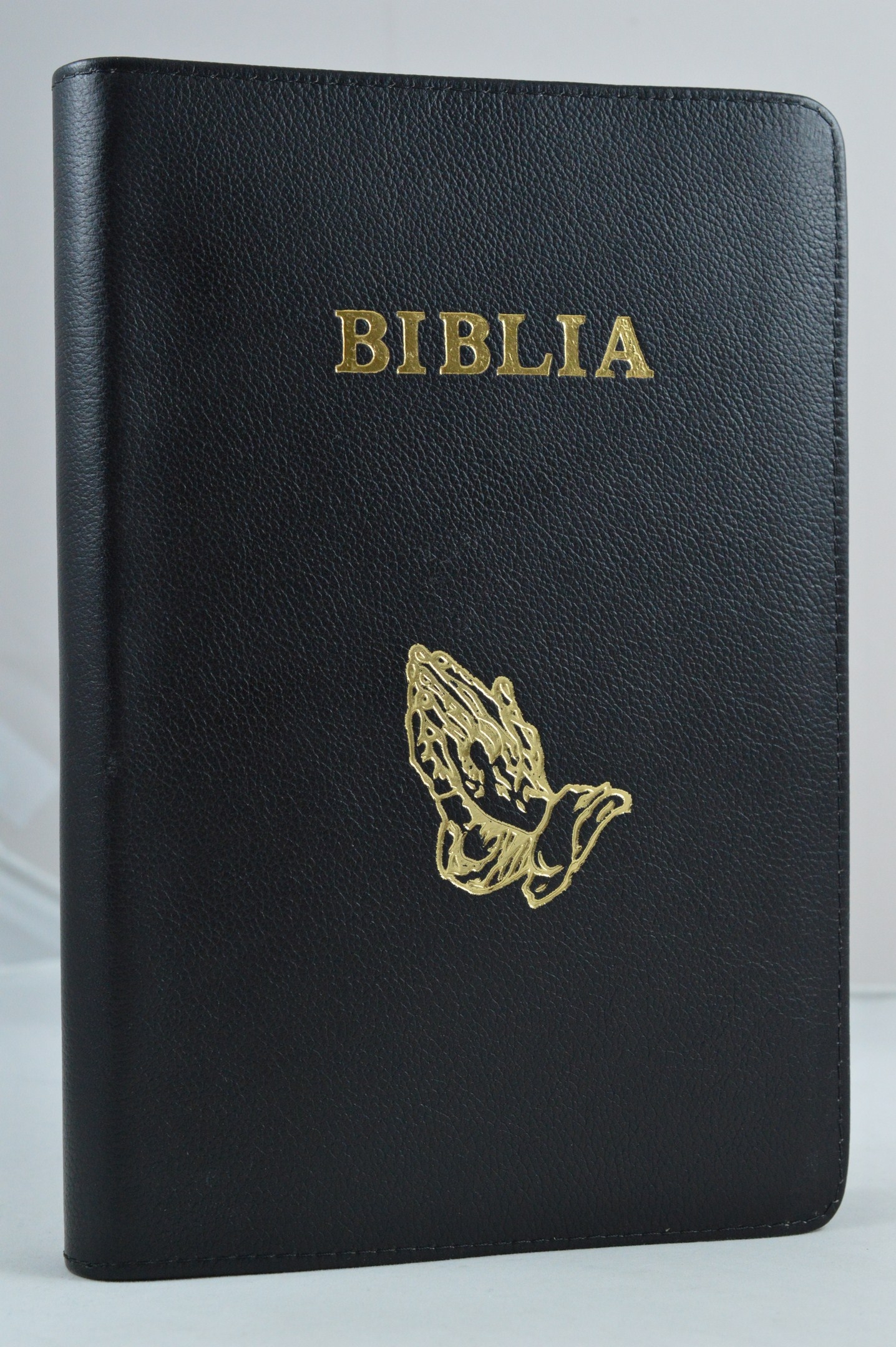 Biblia marime mare, din piele, culoare neagra, cuv. lui Isus cu rosu, margini albe, fermoar, simbol maini in rugaciune [073 PF]
