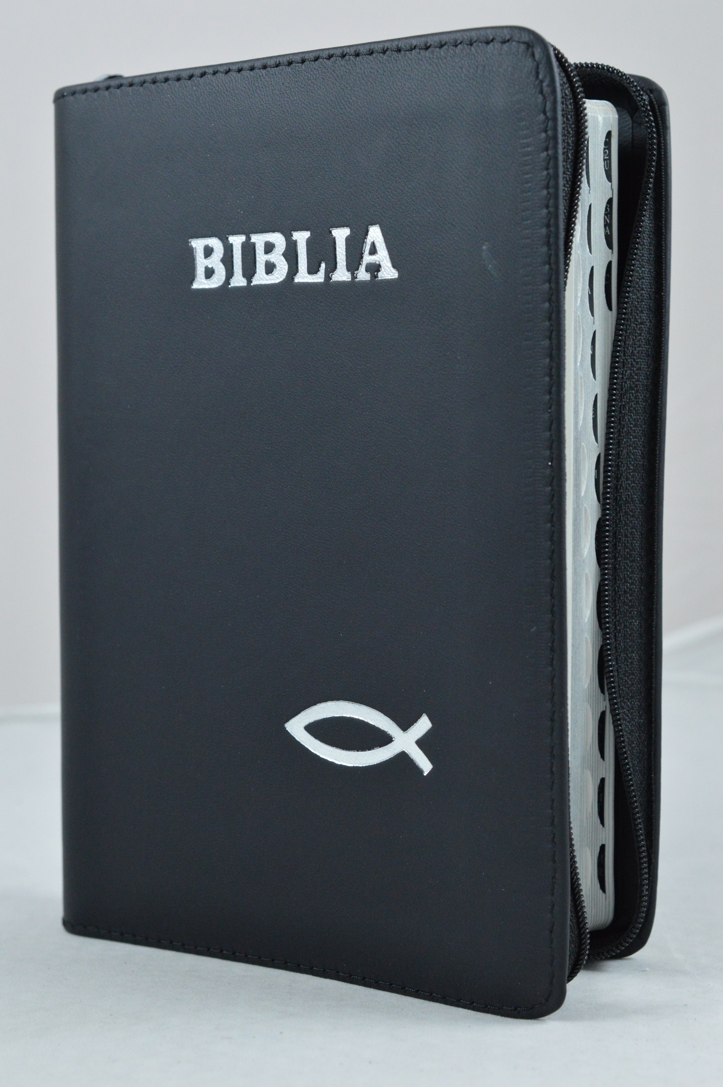 Biblie din piele, marime medie, negru, simbol peste, fermoar, index, margini argintii, cuv. lui Isus cu rosu [SB 057 PFI]