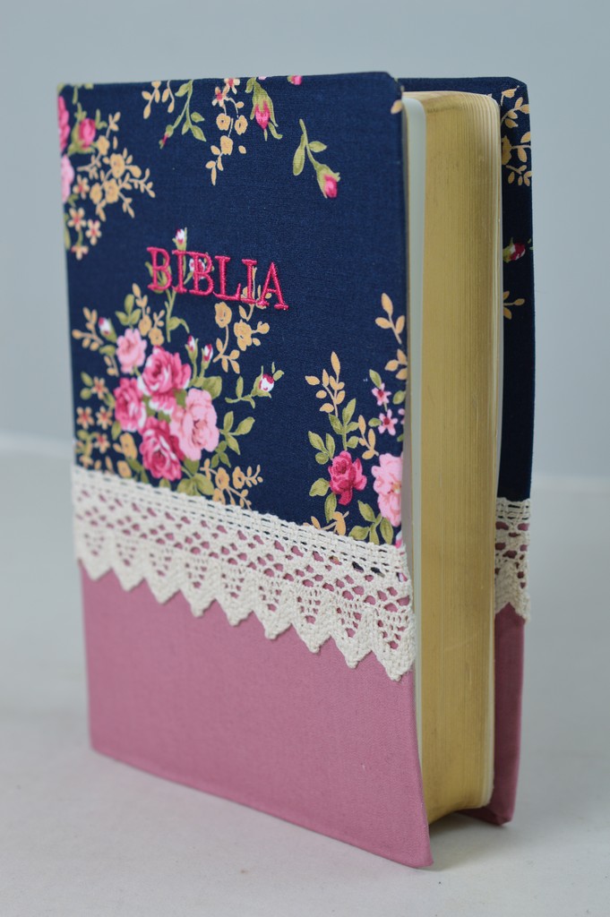 Biblia handmade, marime medie, coperta flexibila textila, Model 9, margini aurii, cuv. lui Isus cu rosu [SB 052 HM]