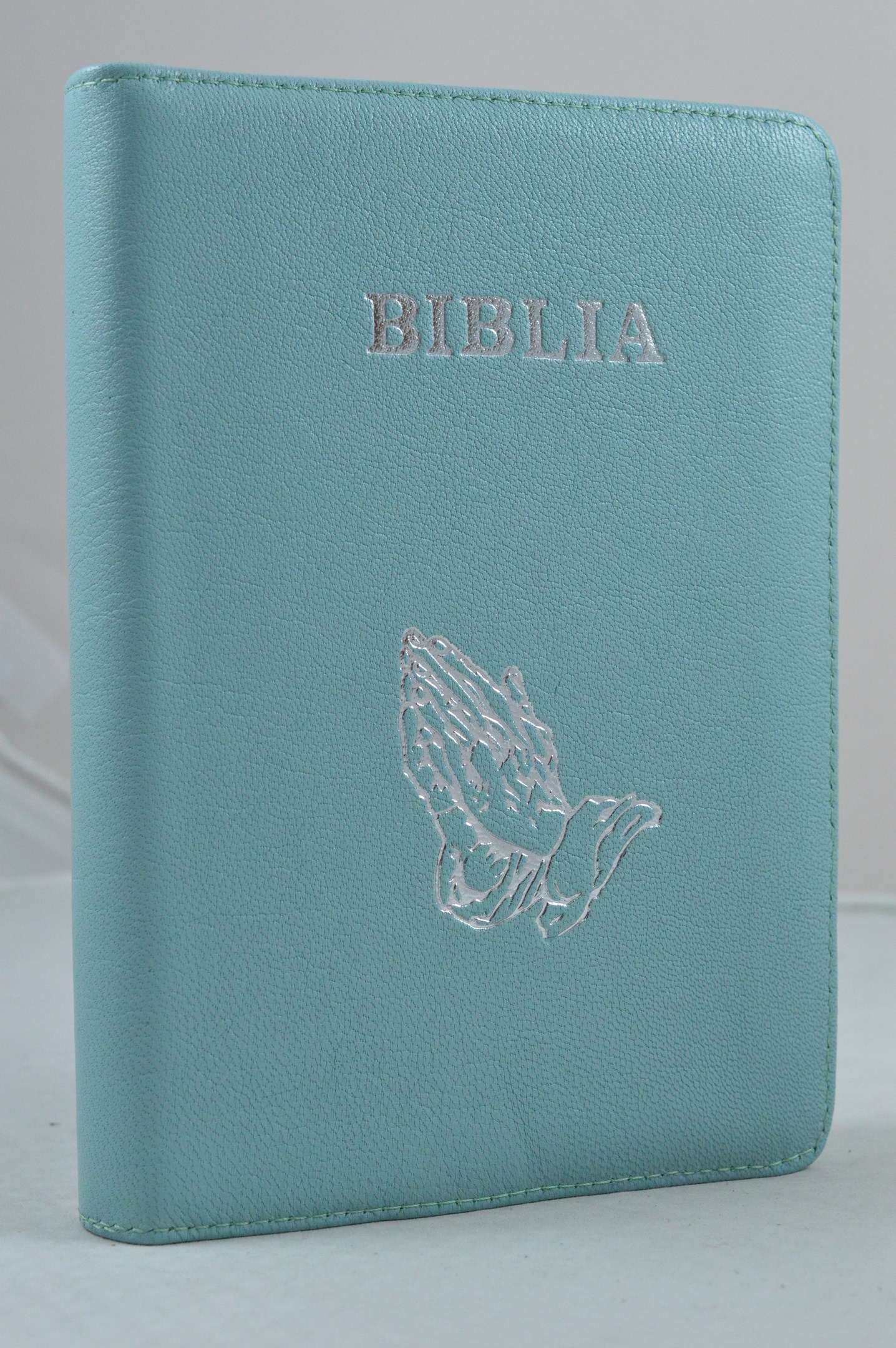 Biblia din piele, medie, albastru ciel, fermoar, argintata, maini in ruga cuv. lui Isus cu rosu [052]