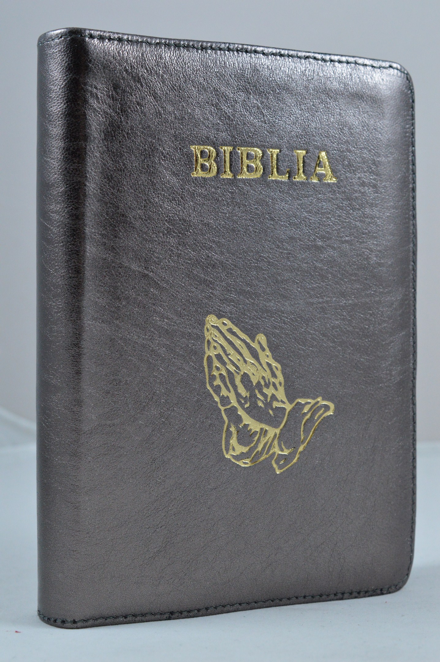 Biblie din piele, marime medie, neagra sidefata, simbol maini in rugaciune, fermoar, index, margini aurii, cuv. lui Isus cu rosu [SB 057 PFI]