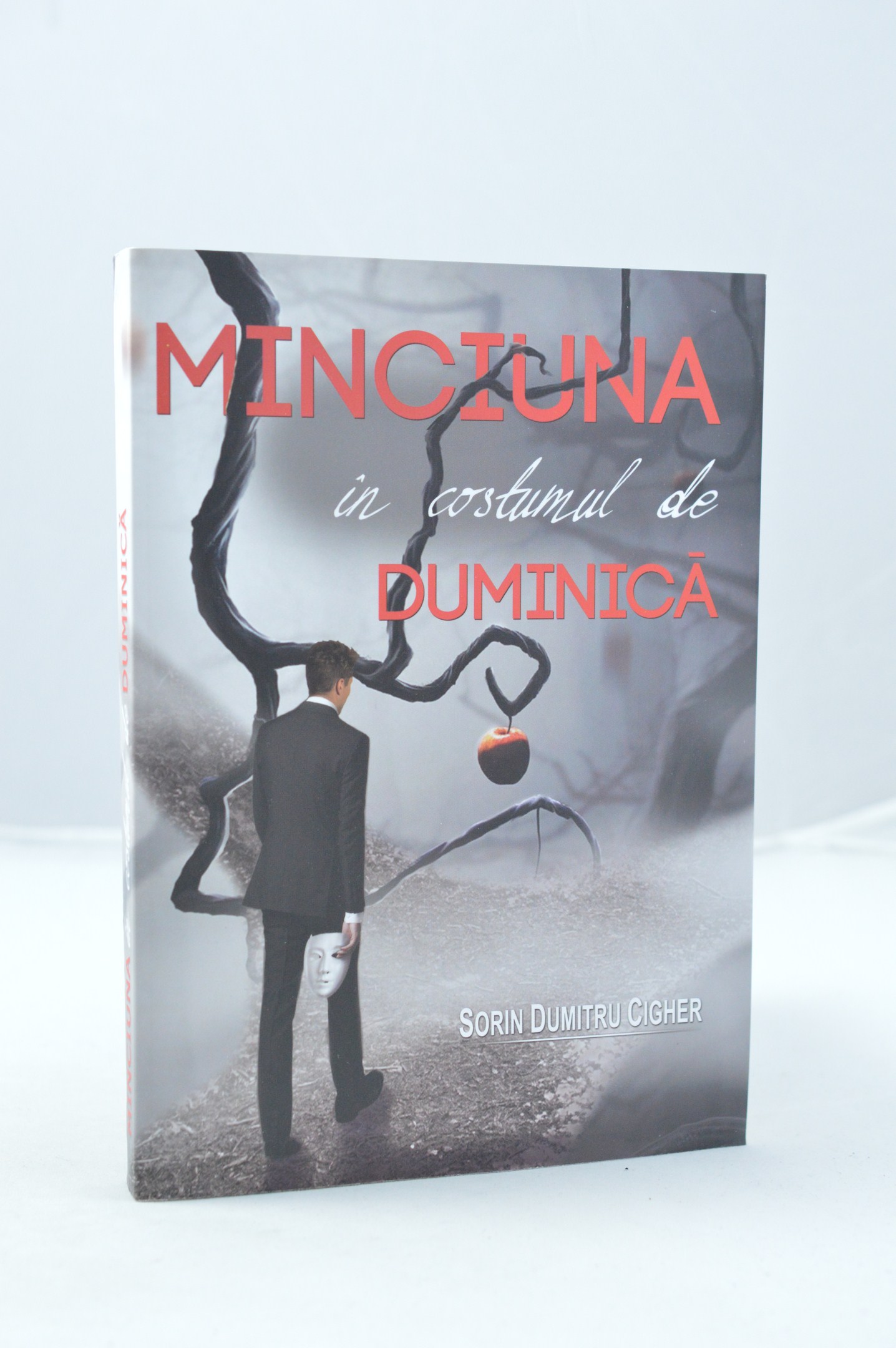 Minciuna in costumul de Duminica