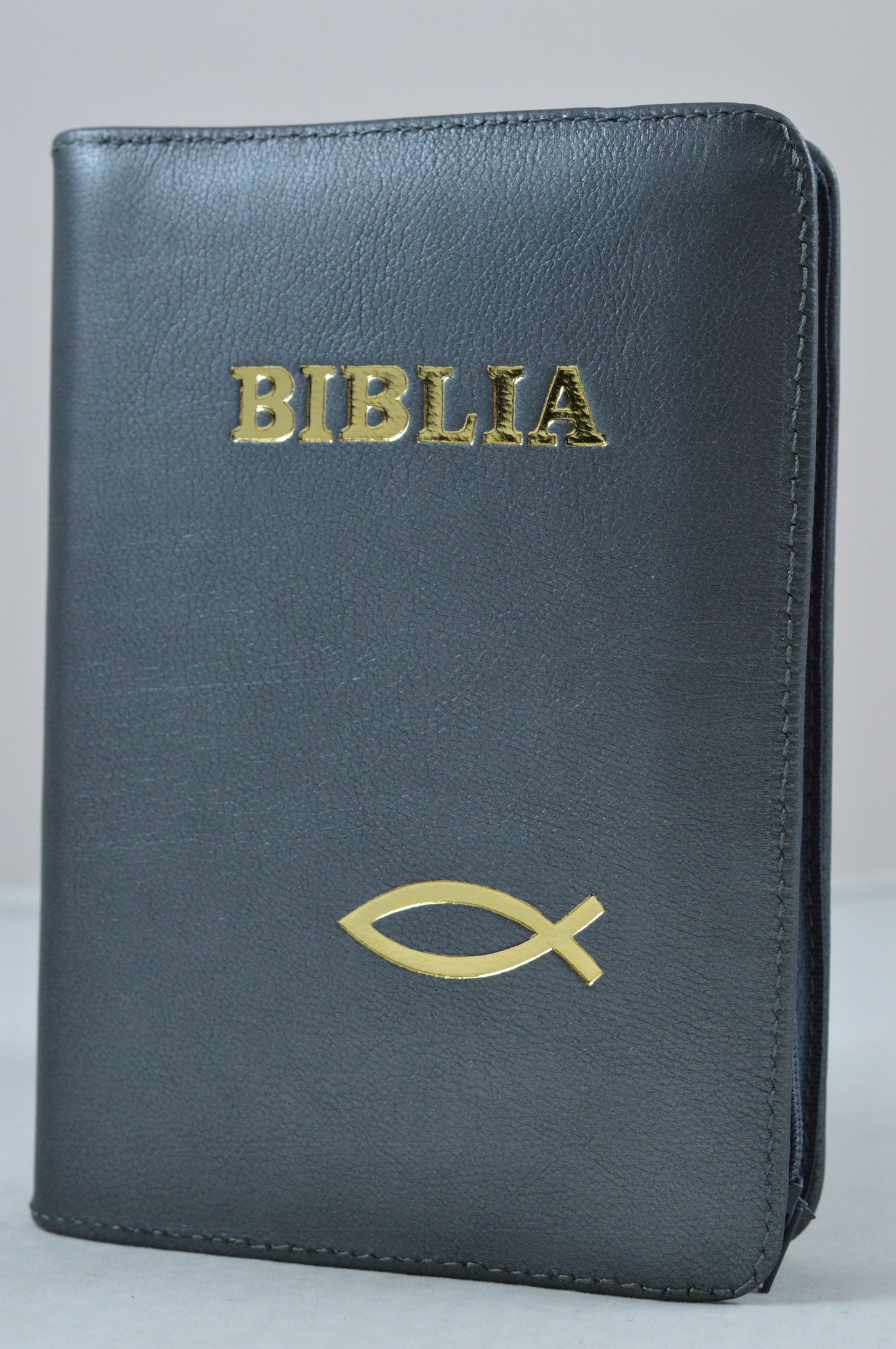 Biblie din piele, dimensiune mica, neagra, fermoar, simbol peste, cuv. lui Isus in rosu [043 A]