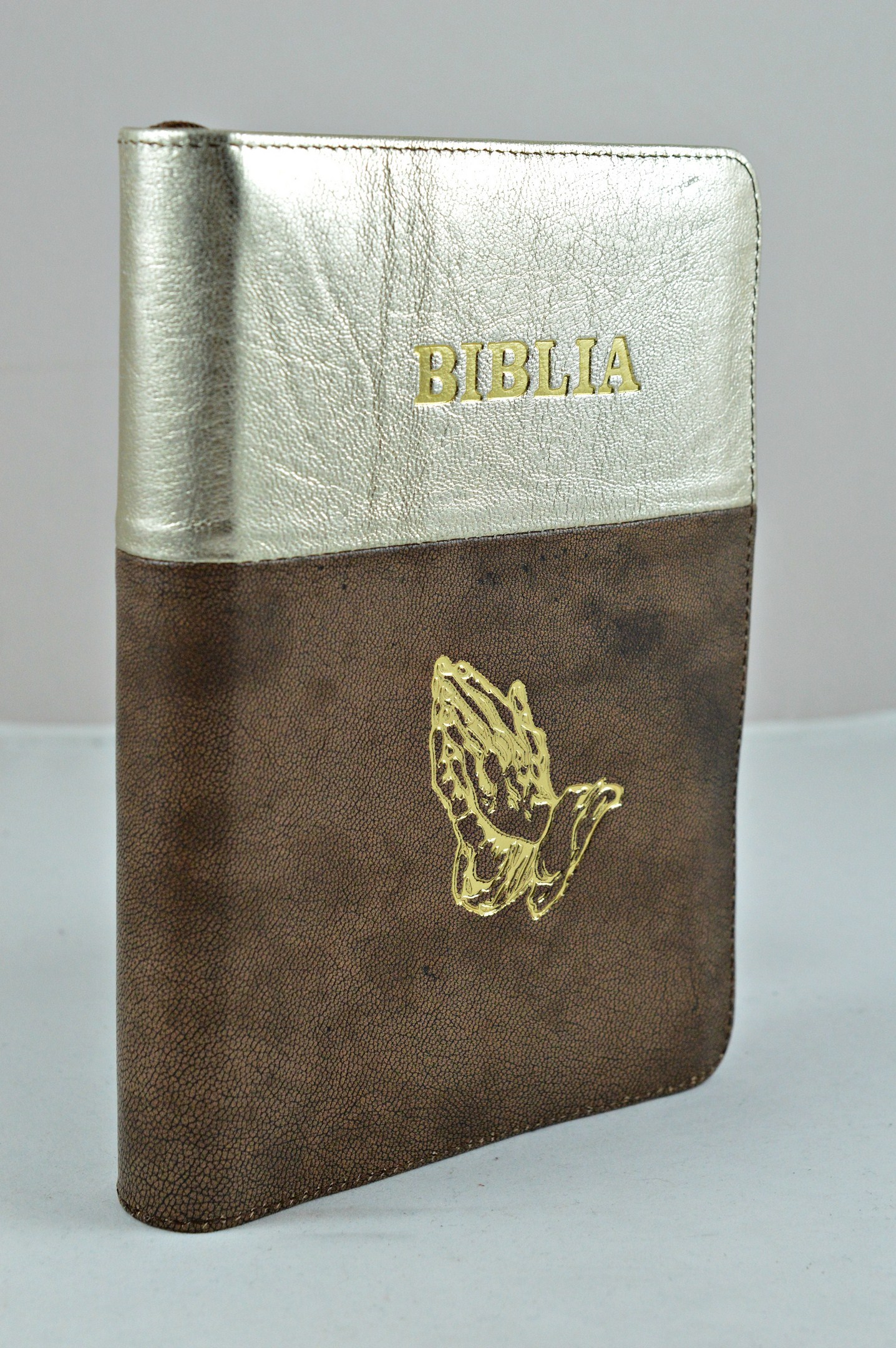 Biblia din piele, marime medie, maroniu cu auriu, fermoar, simbol maini in rugaciune, cuv. lui Isus cu rosu [053]