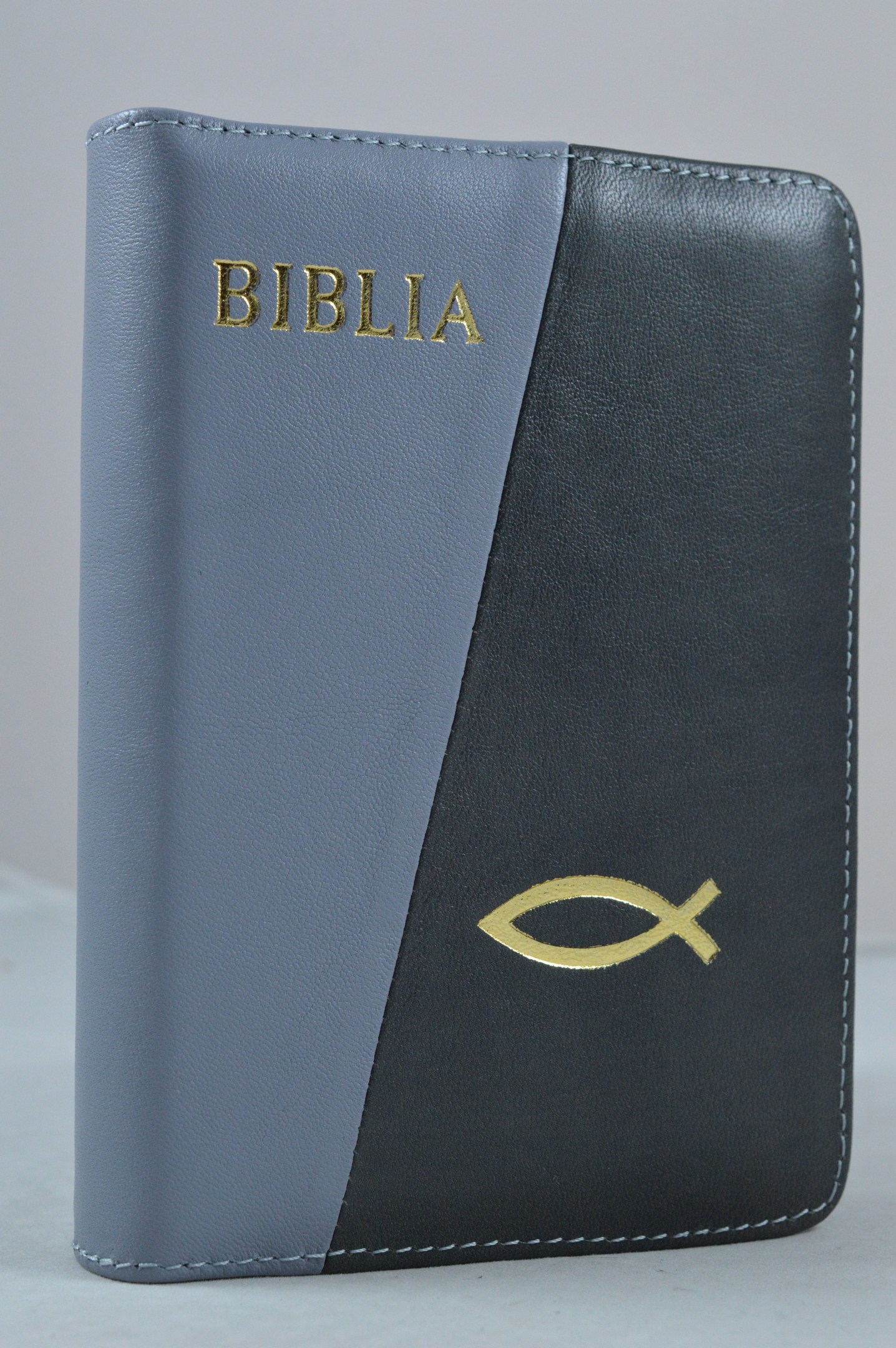 Biblie din piele, dimensiune mica, albastru cu negru, fermoar, simbol peste, cuv. lui Isus in rosu [043 A]