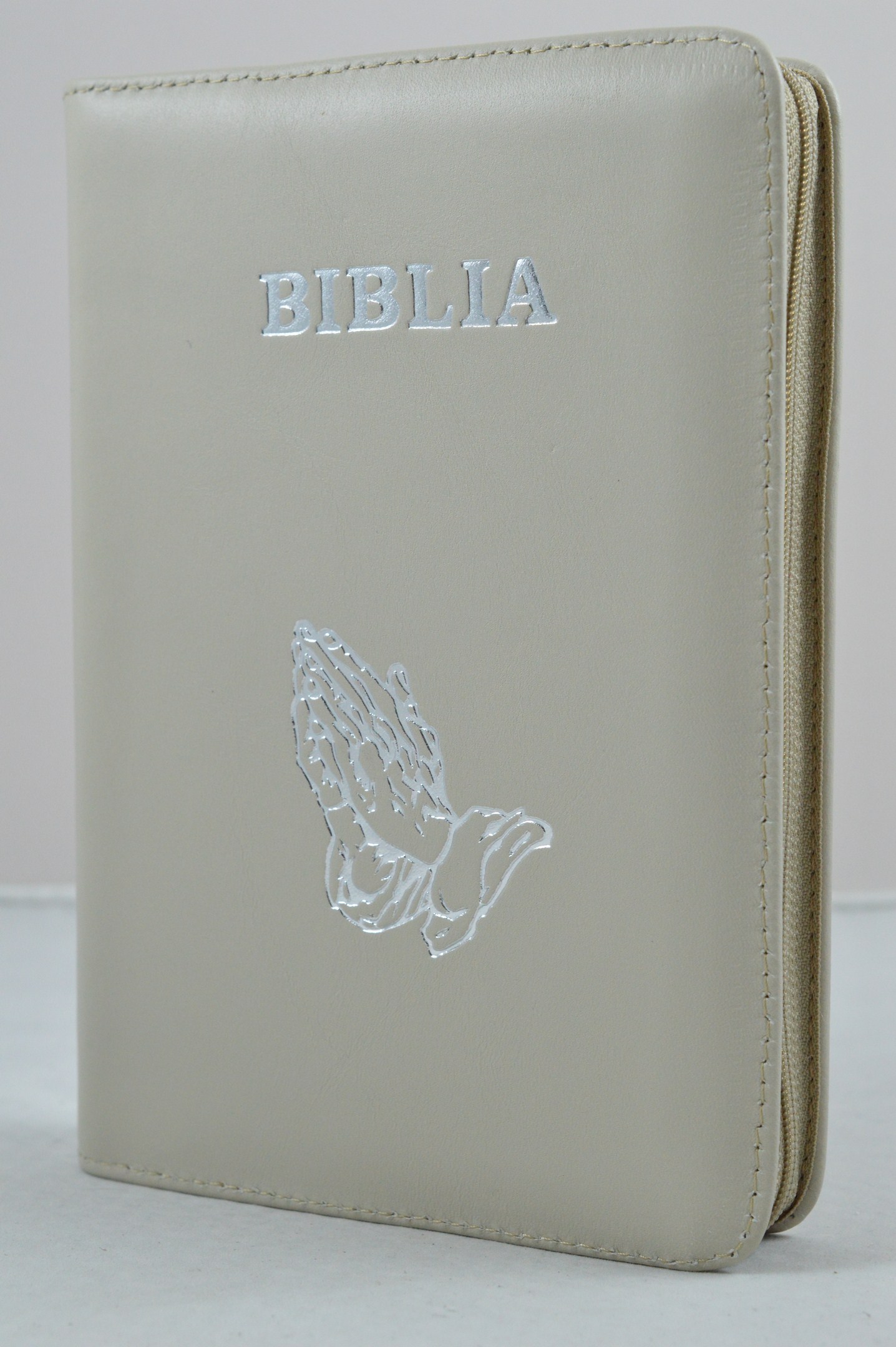 Biblia din piele, medie, bej, fermoar, argintata, maini in ruga cuv. lui Isus cu rosu [052]