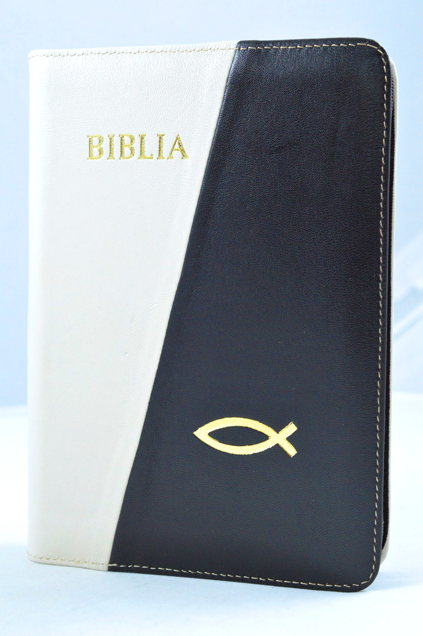 Biblia din piele, marime medie, crem / maro inchis, fermoar, simbol peste, cuv. lui Isus cu rosu [053]