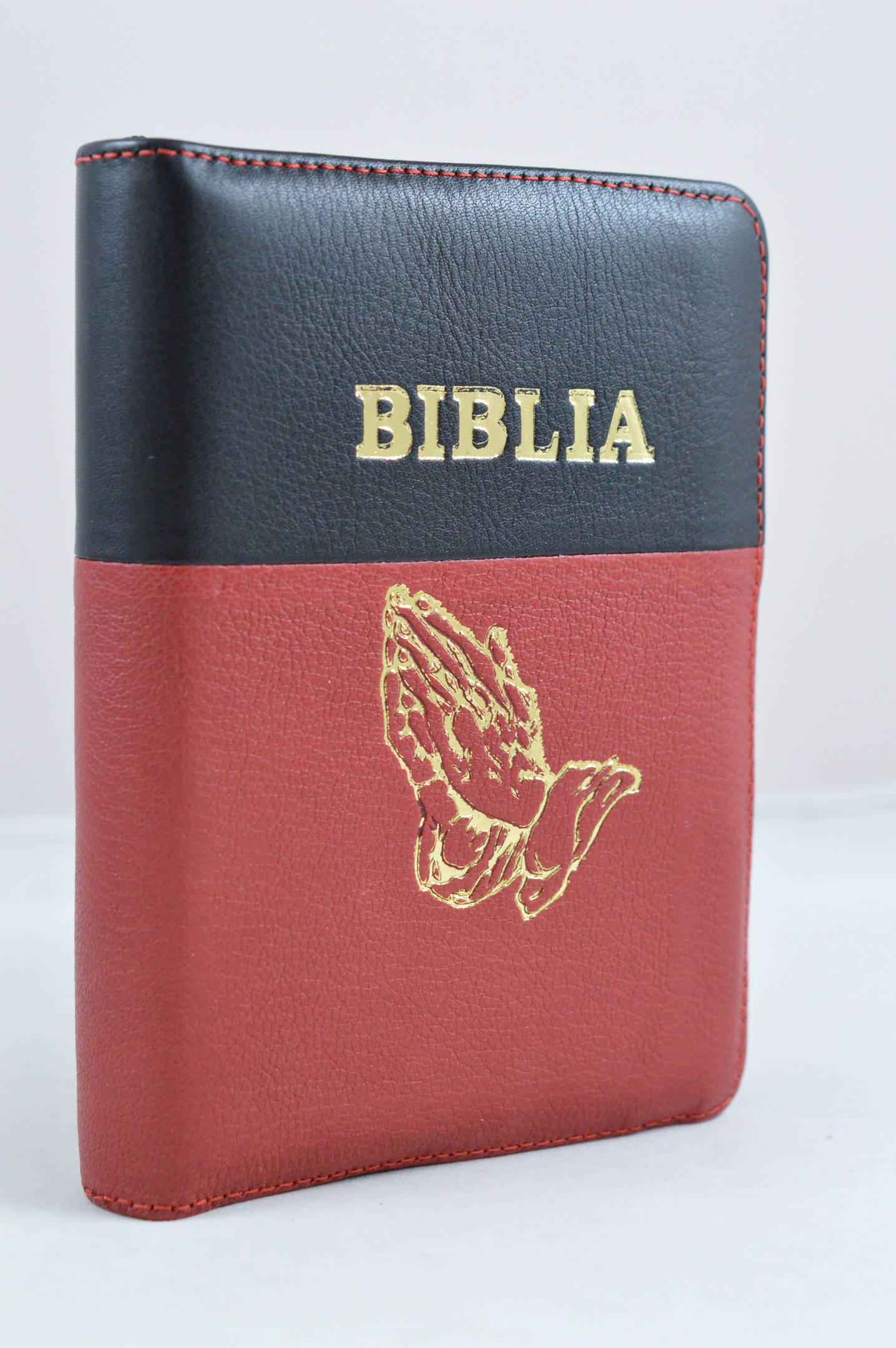 Biblie din piele, mica,negru cu rosu si cu maini, fermoar, aurita, cuv. lui Isus in rosu si index [047 pfi]