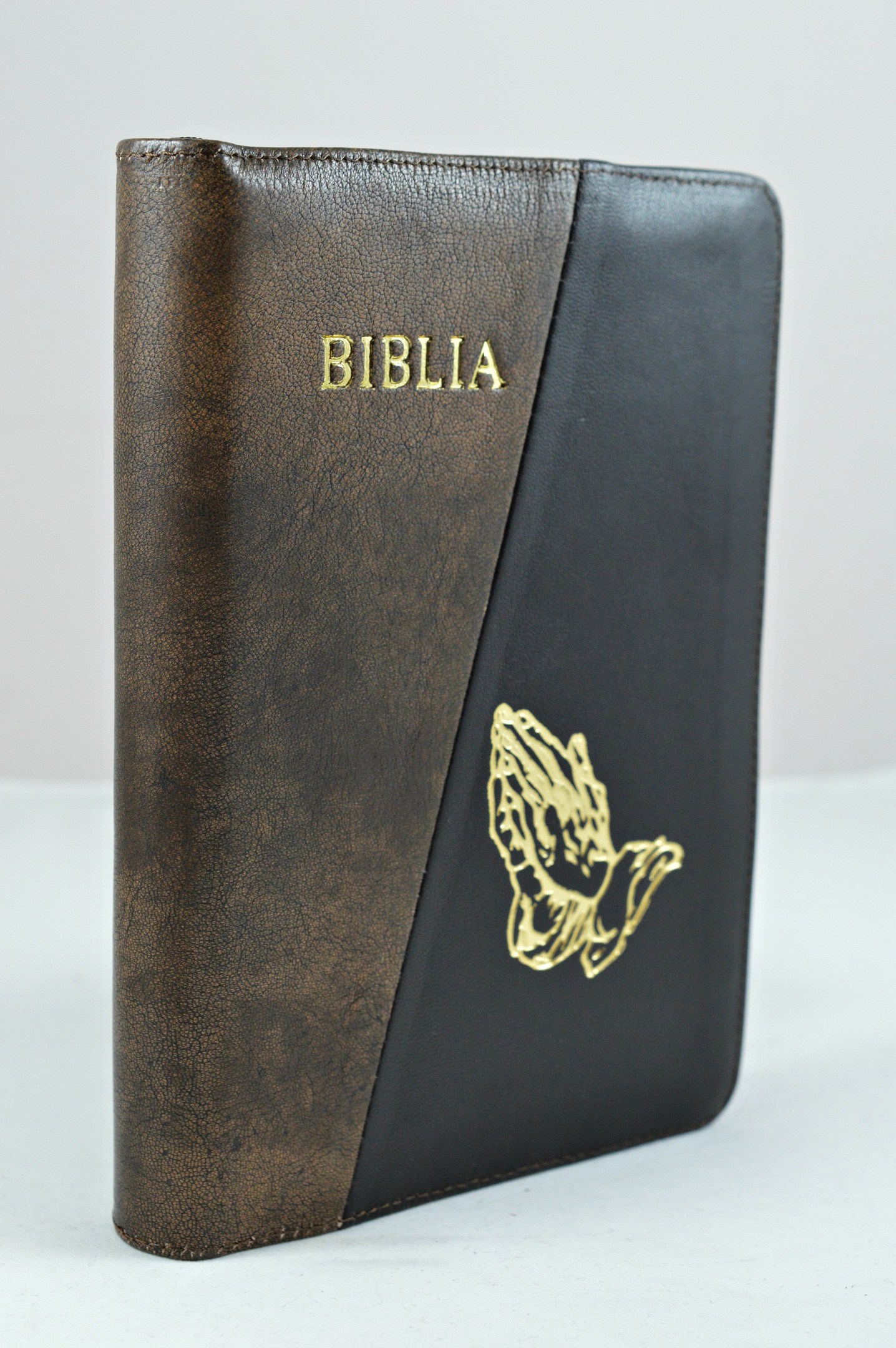 Biblia din piele, marime medie, maroniu inchis cu negru, fermoar, simbol maini in rugaciune, cuv. lui Isus cu rosu [053]