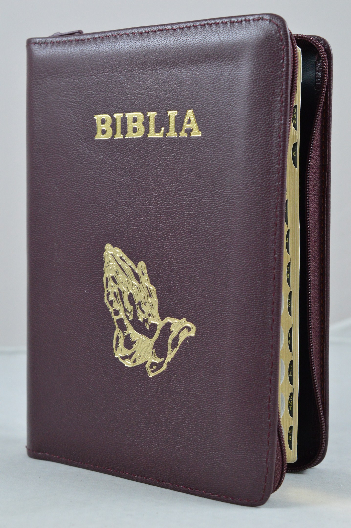 Biblie din piele, marime medie, culoare visiniu simbol maini in rugaciune, fermoar, index, margini aurii, cuv. lui Isus cu rosu [SB 057 PFI]