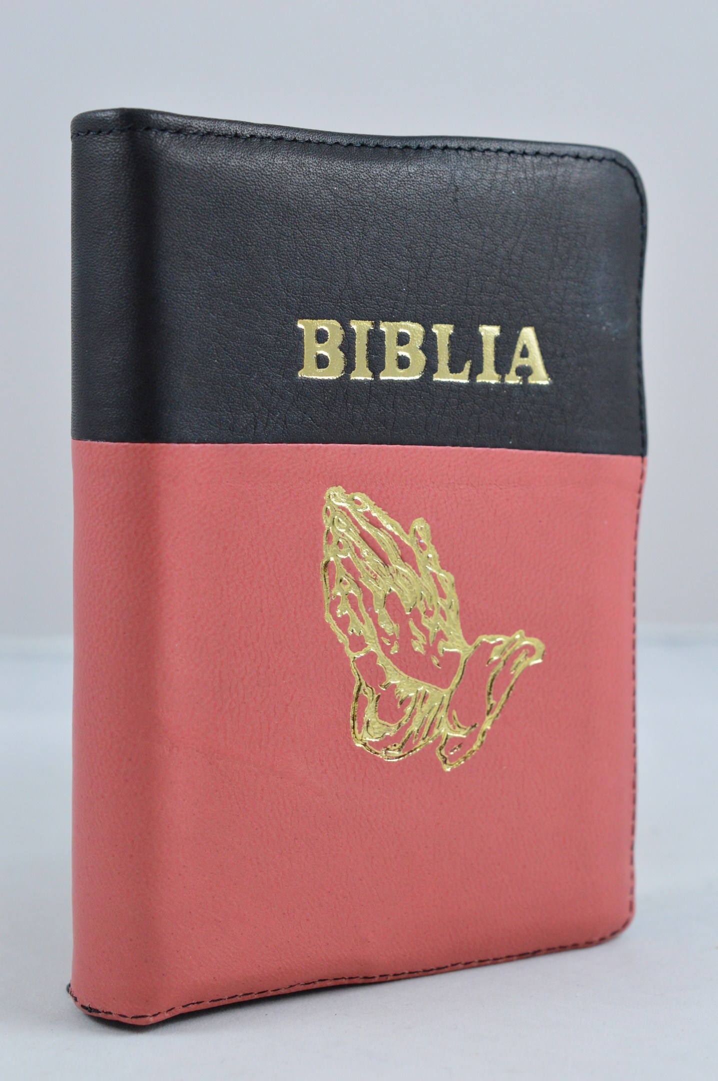 Biblie din piele, mica,negru cu coral si cu maini, fermoar, aurita, cuv. lui Isus in rosu si index [047 pfi]