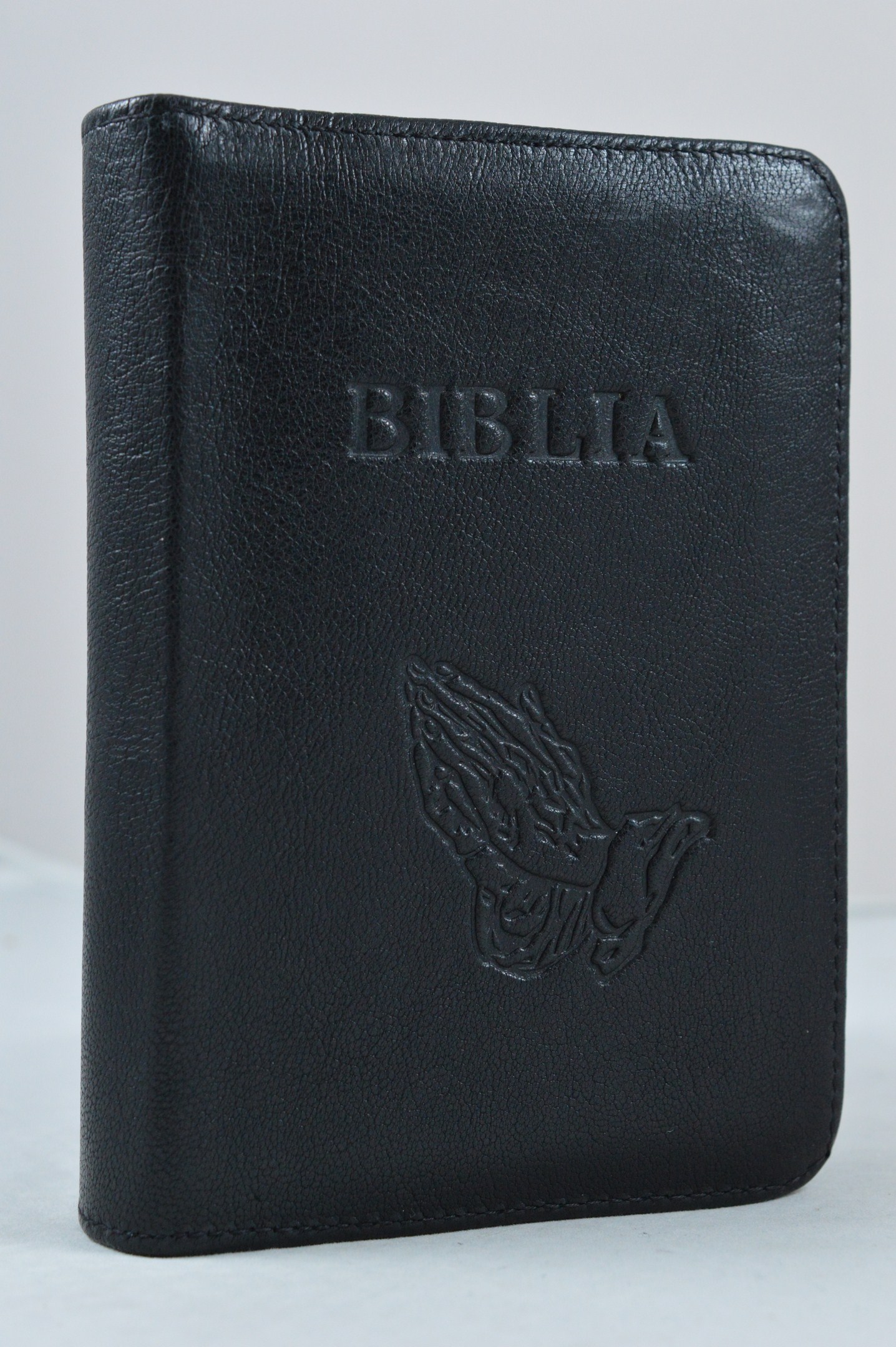 Biblie din piele, dimensiune mica, neagra, fermoar, simbol gravat maini in rugaciune , cuv. lui Isus in rosu [043 A]
