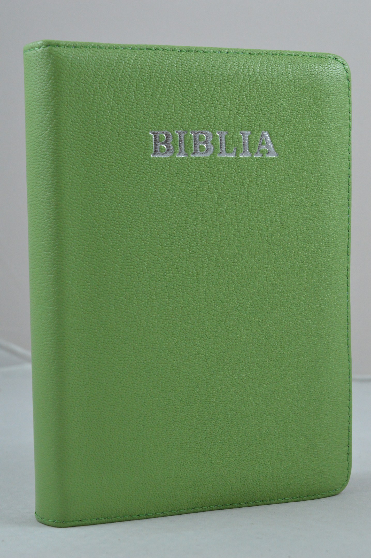 Biblia din piele, medie, verde deschis, fermoar, argintata, simpla cuv. lui Isus cu rosu [052]