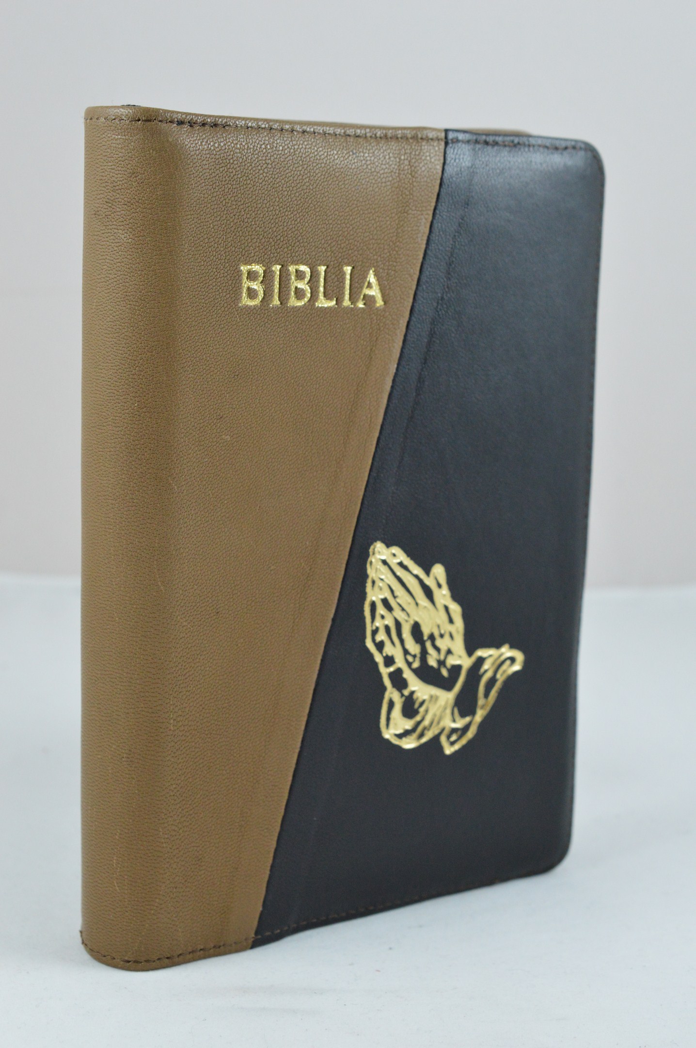 Biblia din piele, marime medie, maroniu deschis cu negru, fermoar, simbol maini in rugaciune, cuv. lui Isus cu rosu [053]