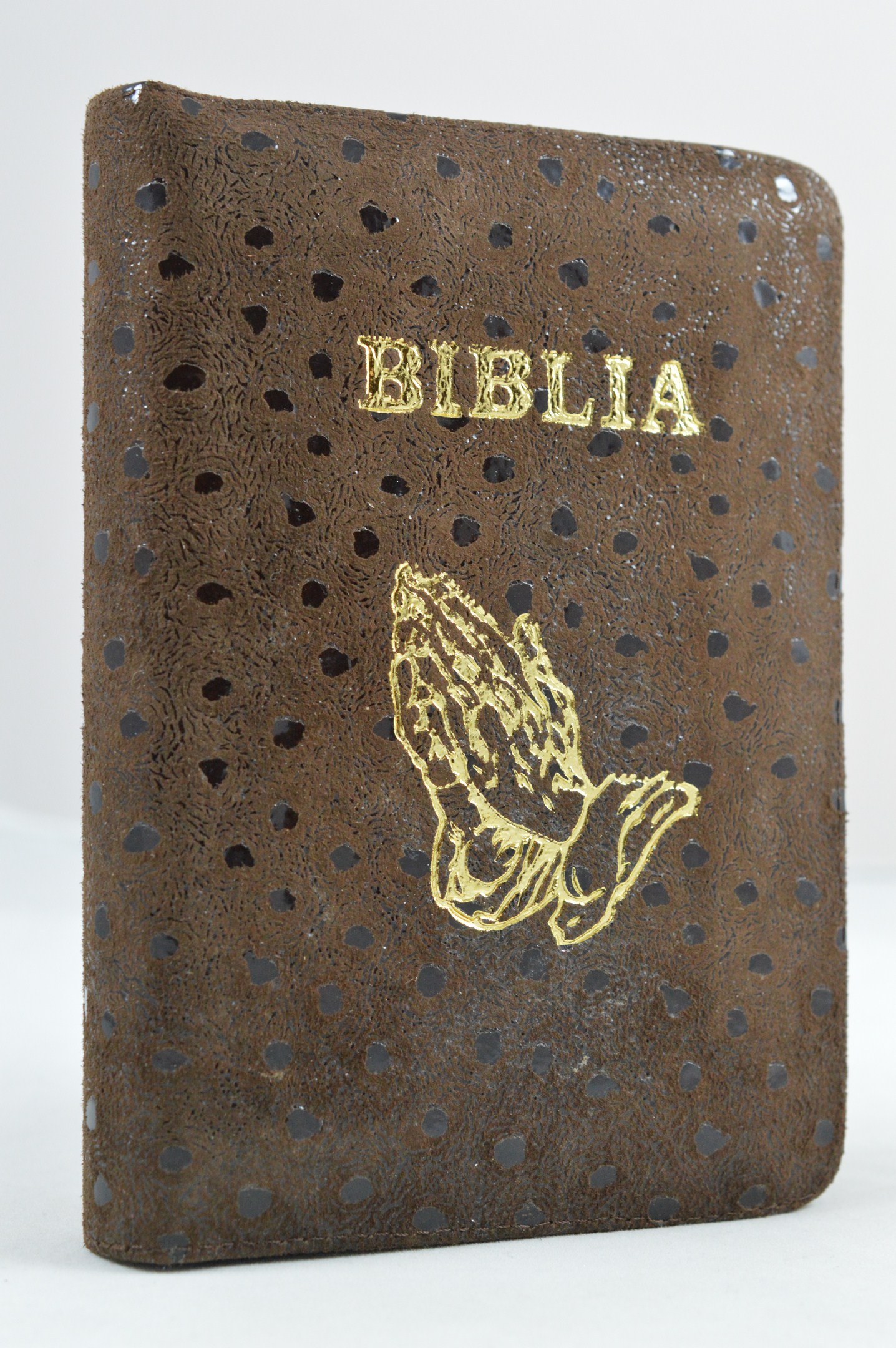 Biblia format mic, din piele, culoare maro-model piele intoarsa , index, fermoar, margini aurii, simbol - maini, cuv. lui Isus in rosu [047 PFI]