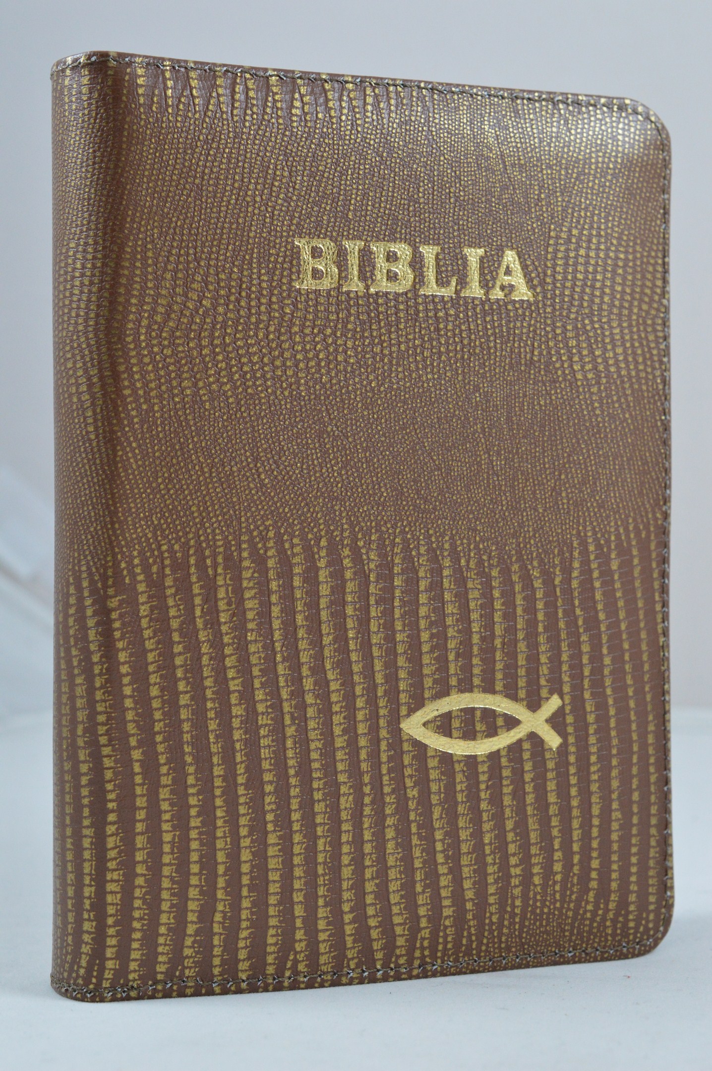 Biblie din piele, marime medie, maro cu model, simbol peste, fermoar, index, margini aurii, cuv. lui Isus cu rosu [SB 057 PFI]