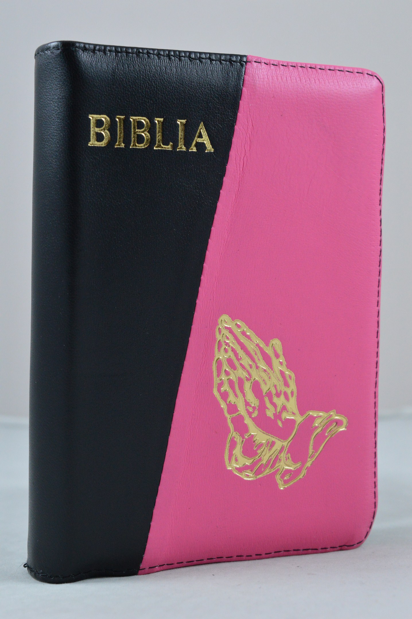 Biblie din piele, dimensiune mica, roz bombon cu negru, fermoar, simbol maini in rugaciune, cuv. lui Isus in rosu [043 A]