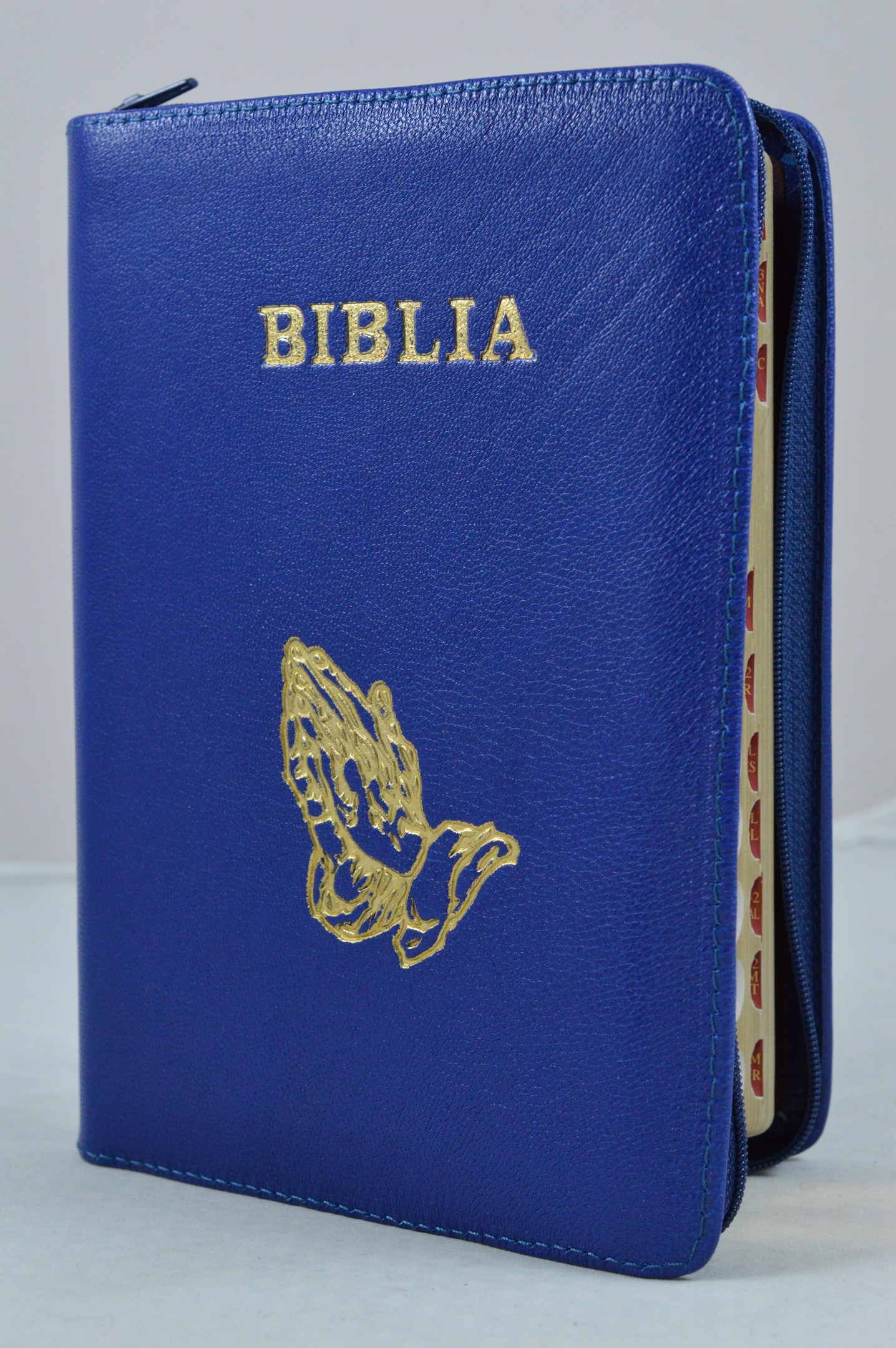 Biblie din piele, marime medie, culoare albastru simbol maini in rugaciune, fermoar, index, margini aurii, cuv. lui Isus cu rosu [SB 057 PFI]
